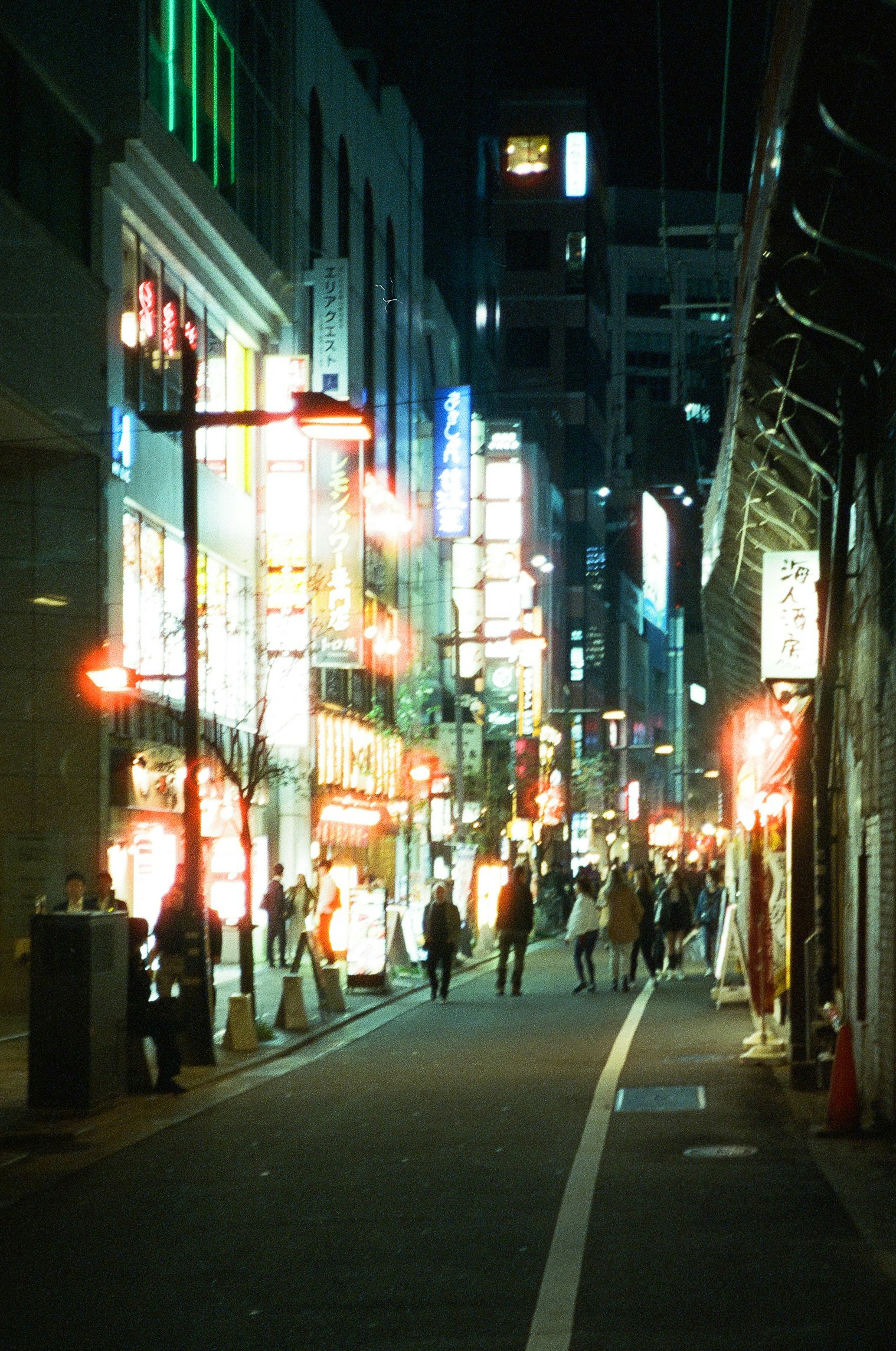 vicolo notturno con insegne al neon