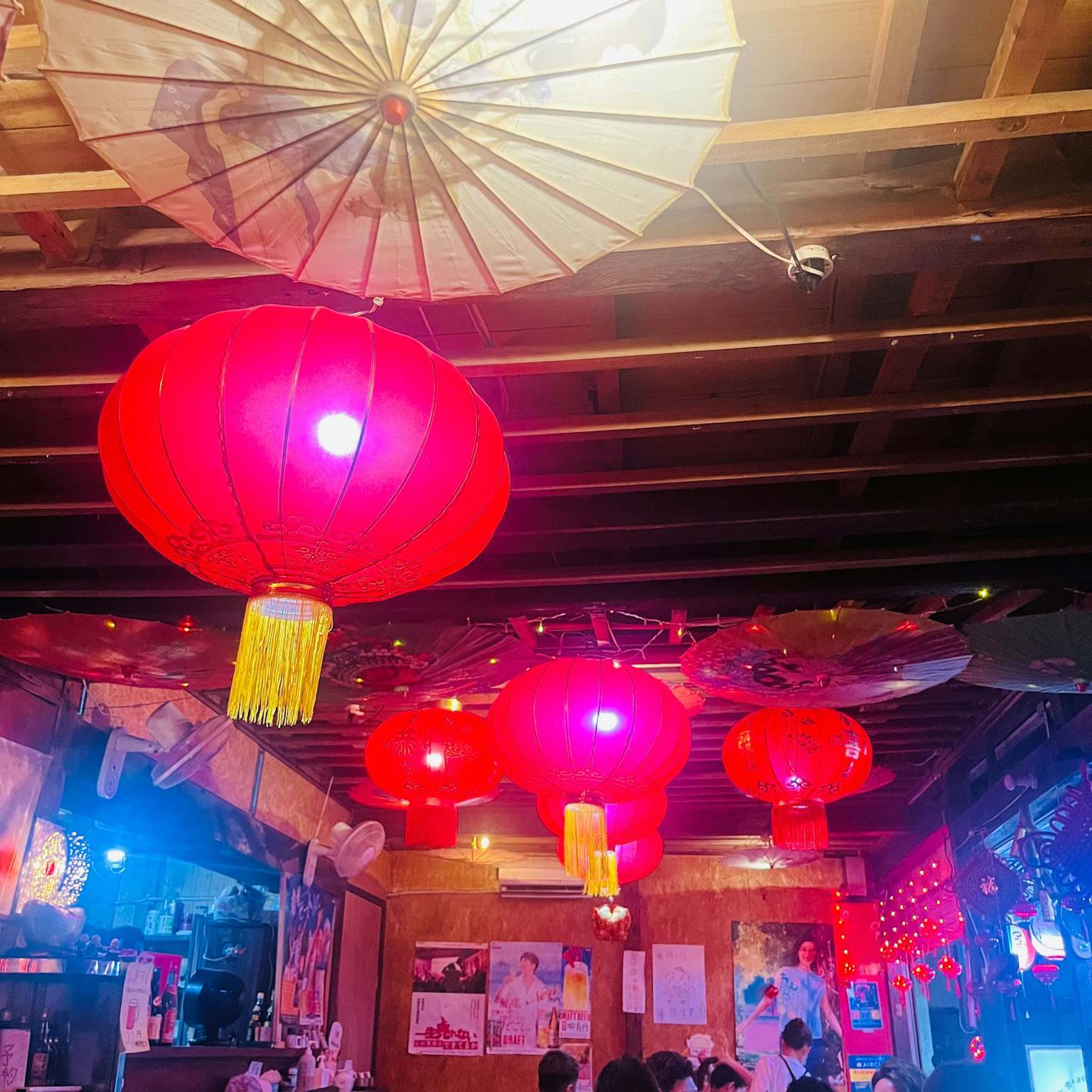 Intérieur d'un izakaya décoré de lanternes rouges et de parapluies japonais
