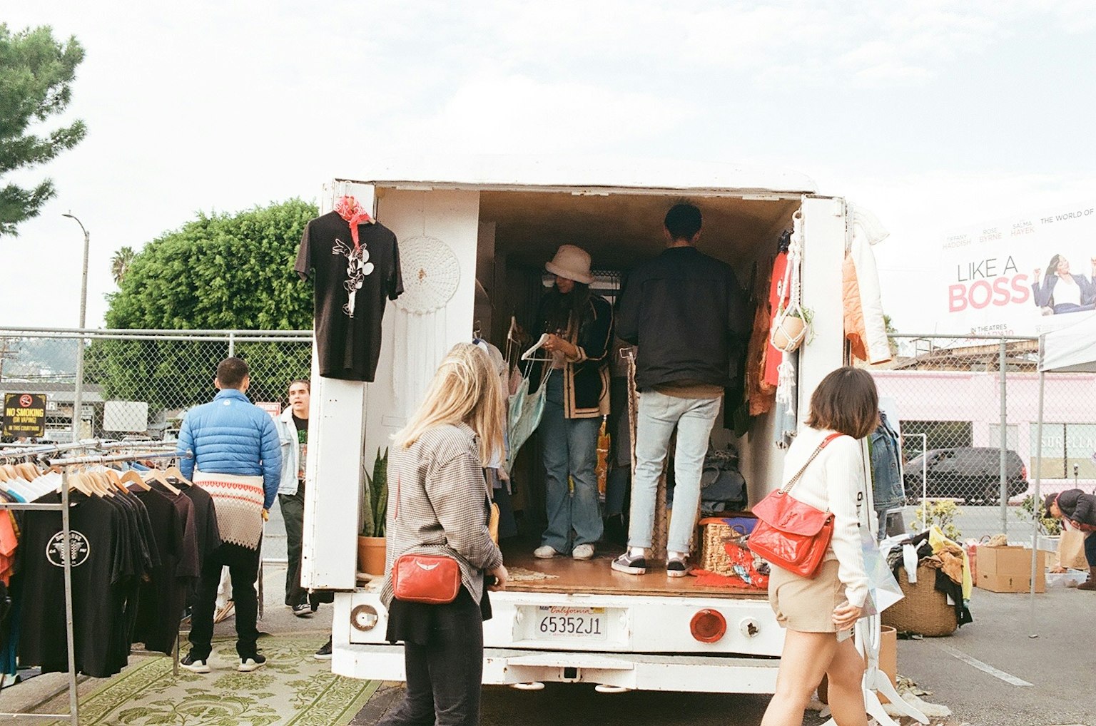 Persone che esplorano vestiti nel retro di un camion