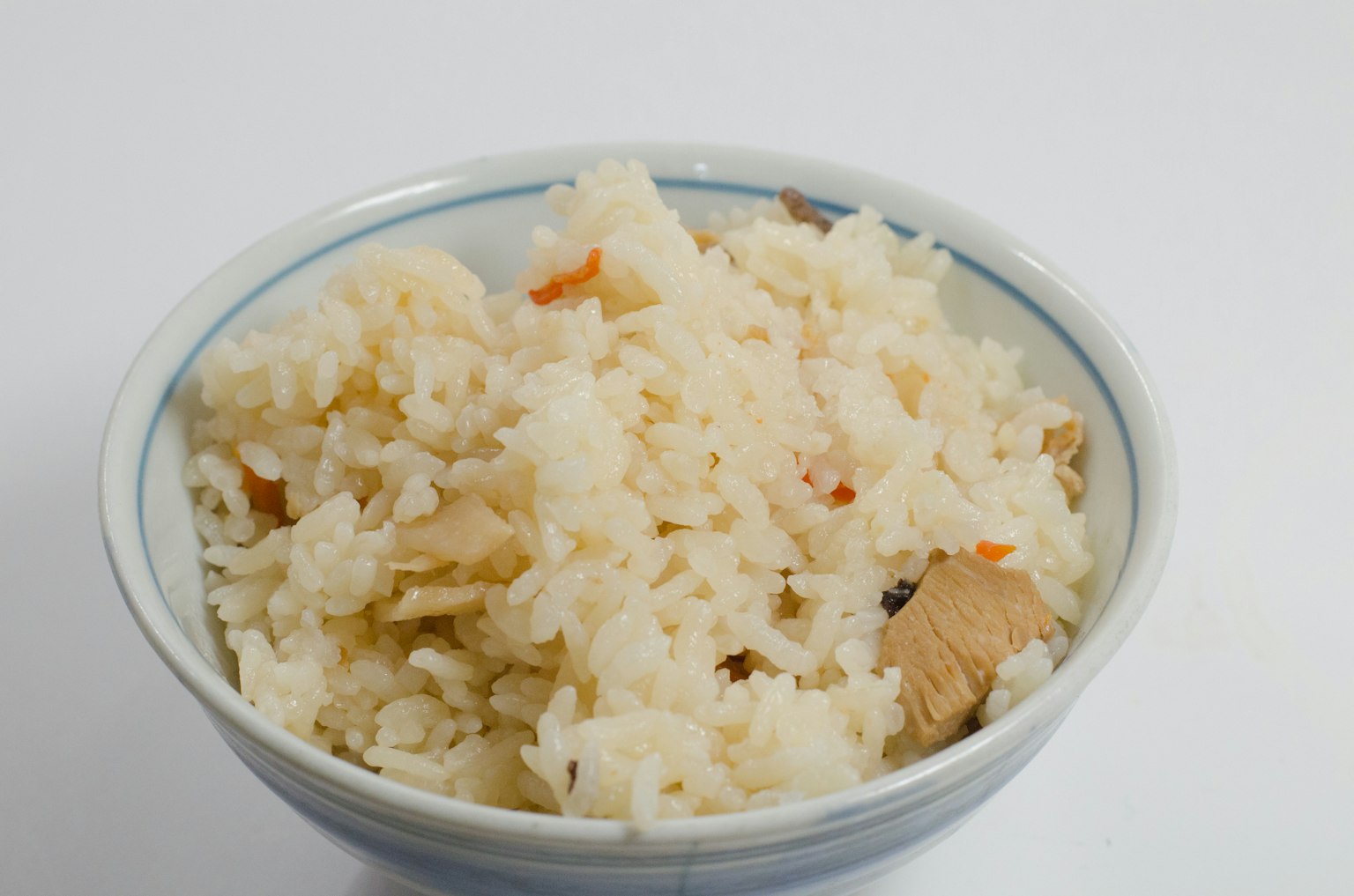 白米飯碗裡有雞肉和蔬菜