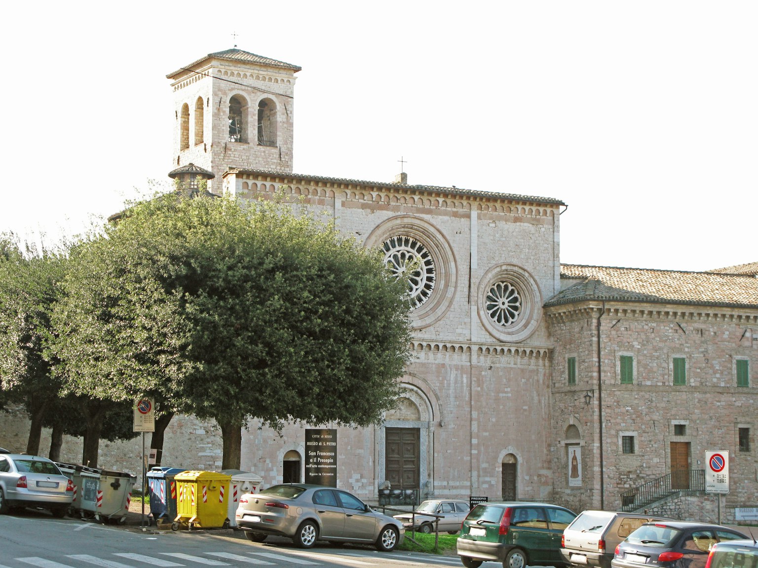 Façade d'église historique avec un grand arbre