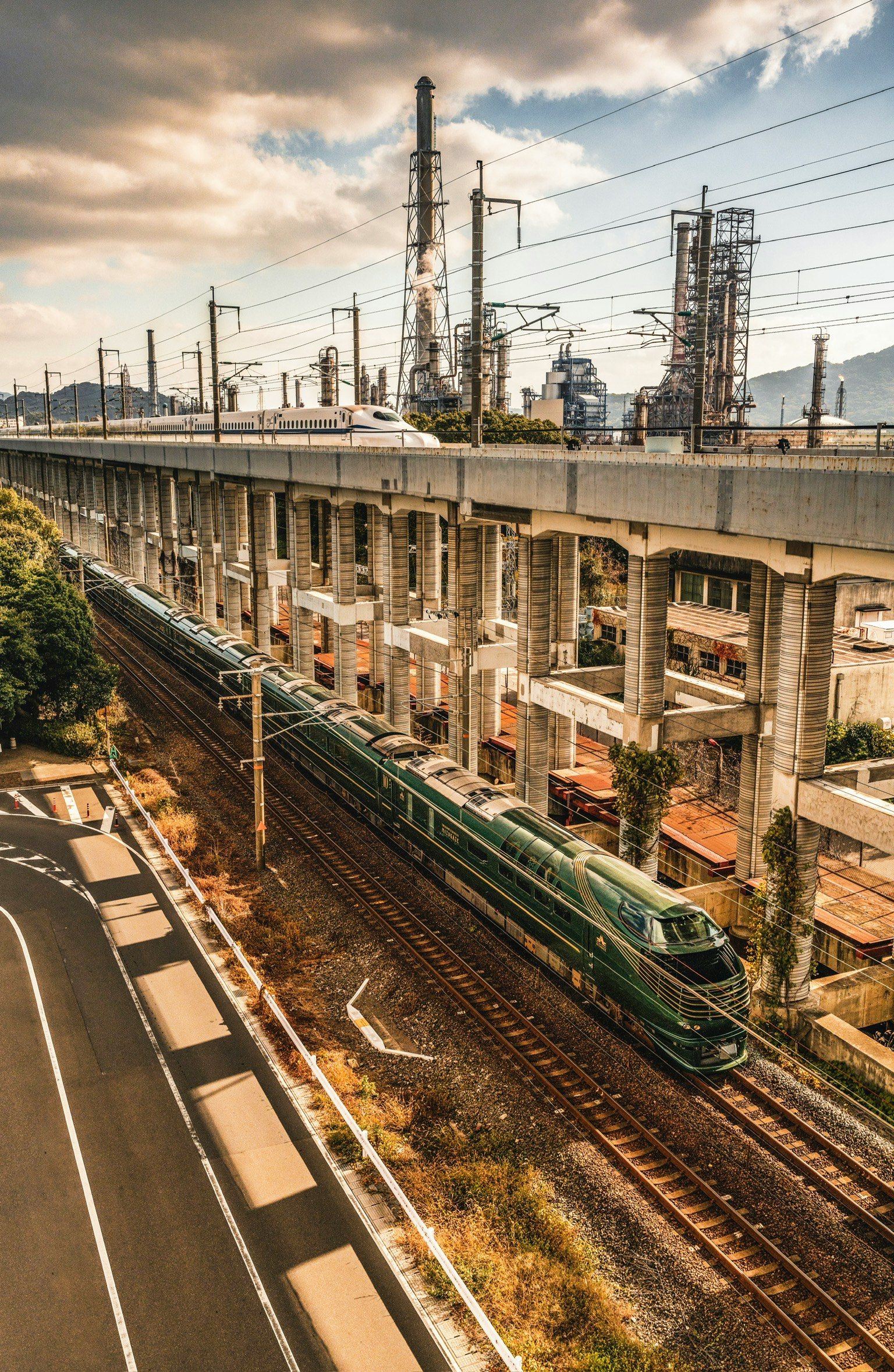 工业区旁高架铁路与新干线列车