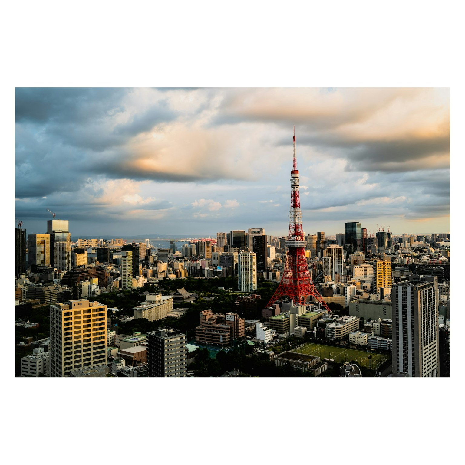 東京タワーと都市の景観を背景にした夕暮れの空