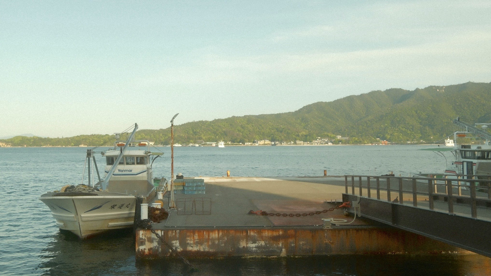 海沿いの桟橋と係留された船