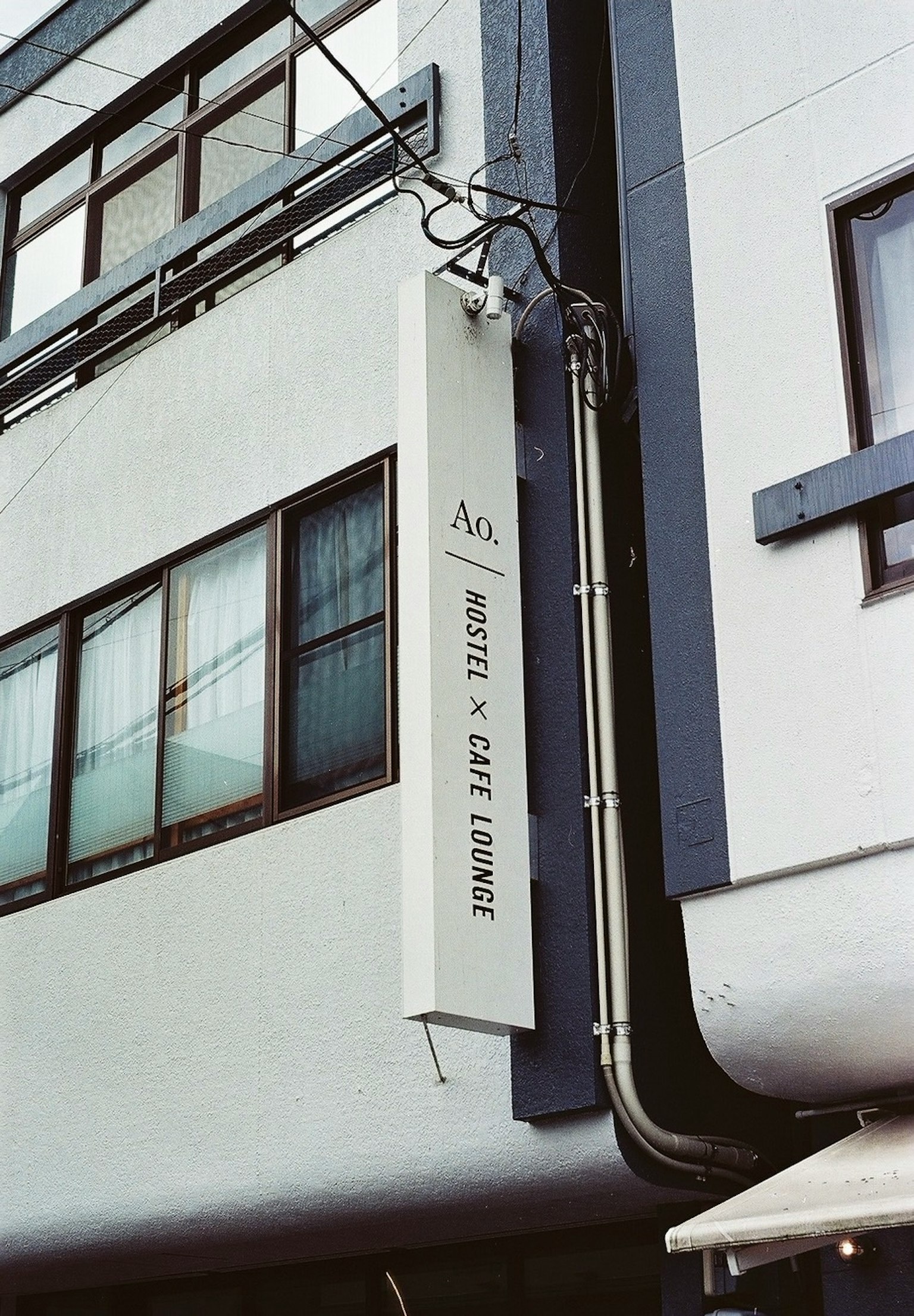 一個附著在白色牆壁建築上的標誌顯示單詞Atelier