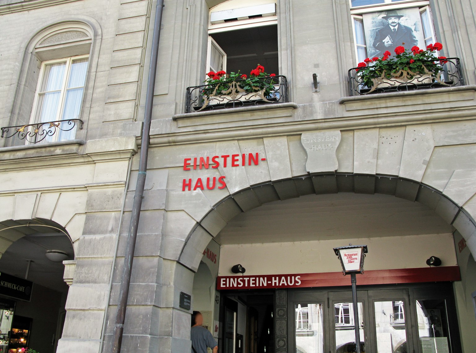 ด้านนอกของ EINSTEIN-HAUS พร้อมหน้าต่างที่มีดอกไม้