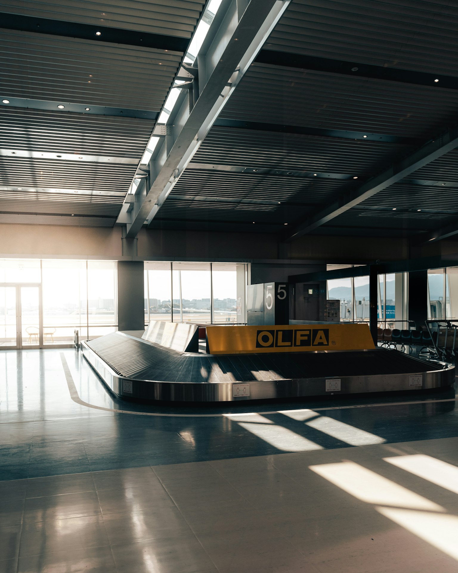 Ruhiger Gepäckabholbereich am Flughafen mit Sonnenlicht