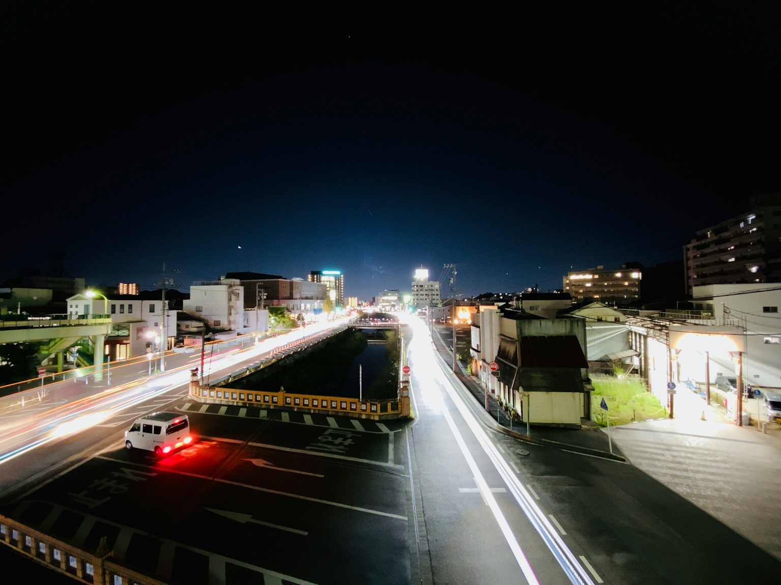 夜间城市景观，车辆的光轨