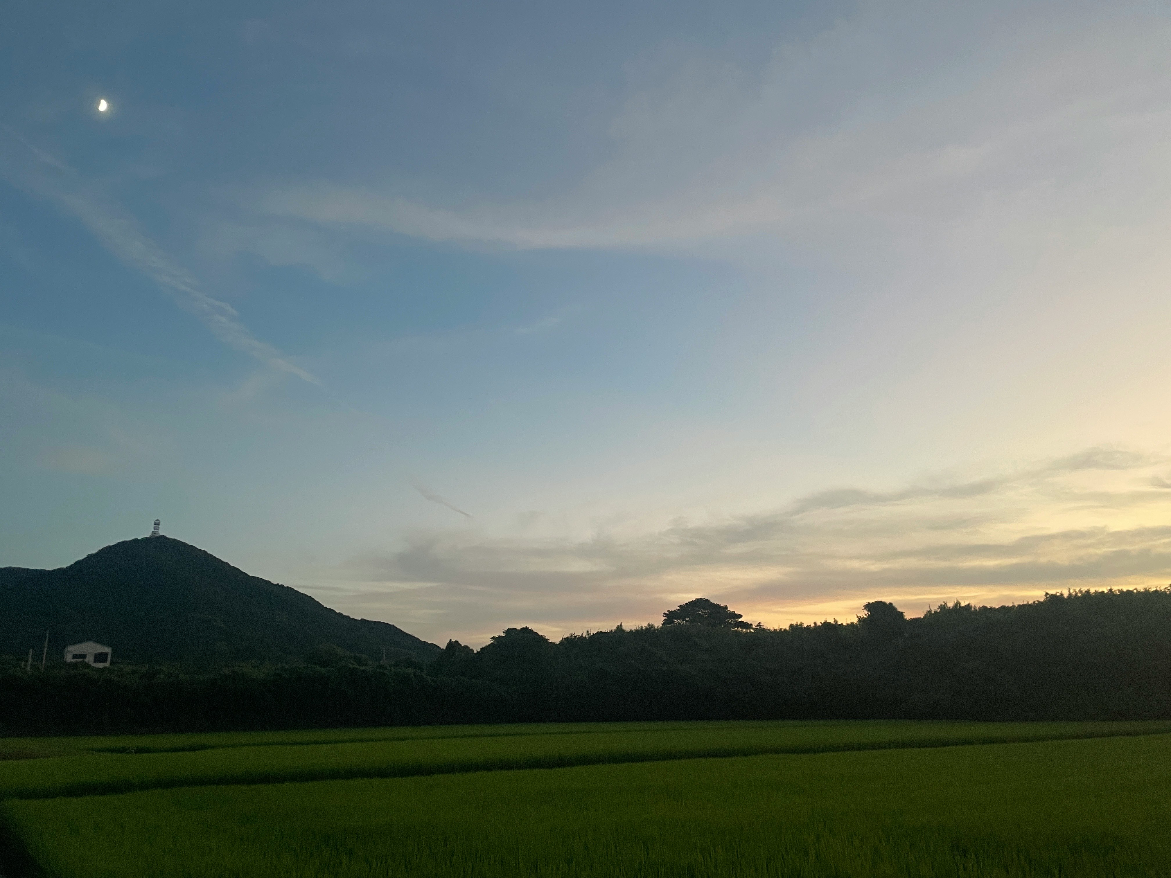 夕暮れの田園と山並みの風景