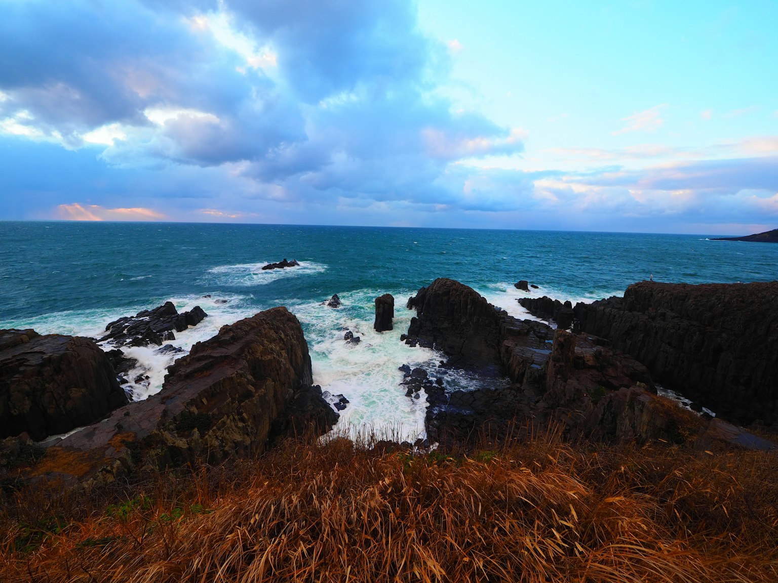 海の青と岩の景色の風景