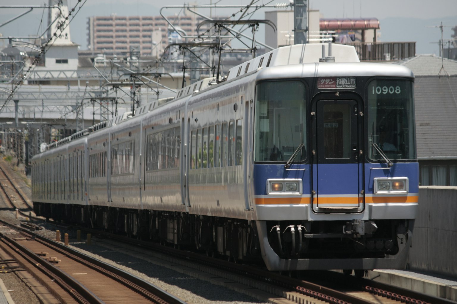 藍條紋火車停在車站