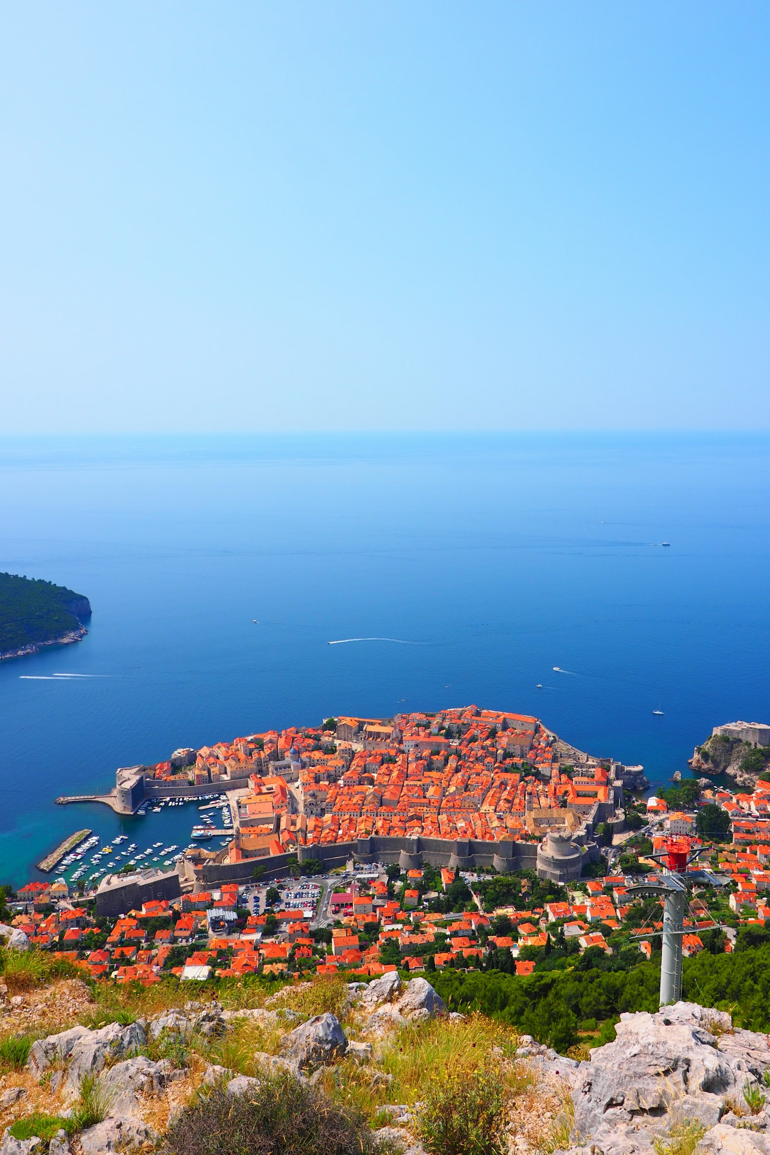 Vista panoramica di Dubrovnik con mare blu e edifici con tetti arancioni