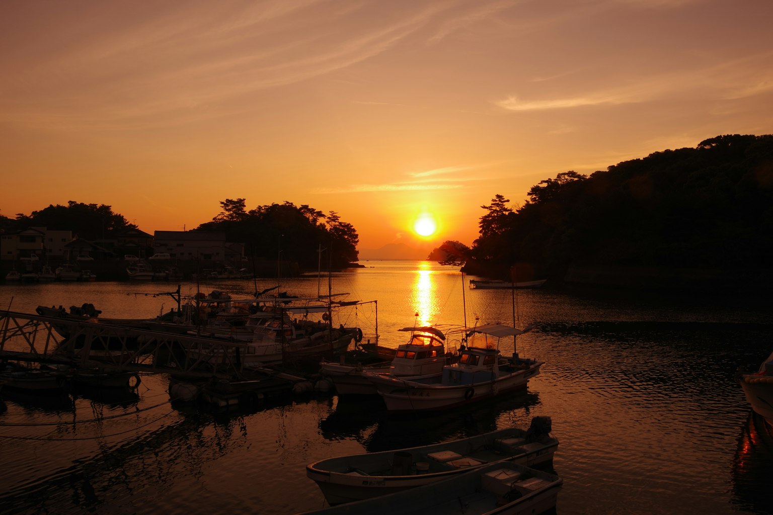 Tramonto panoramico sul mare con barche