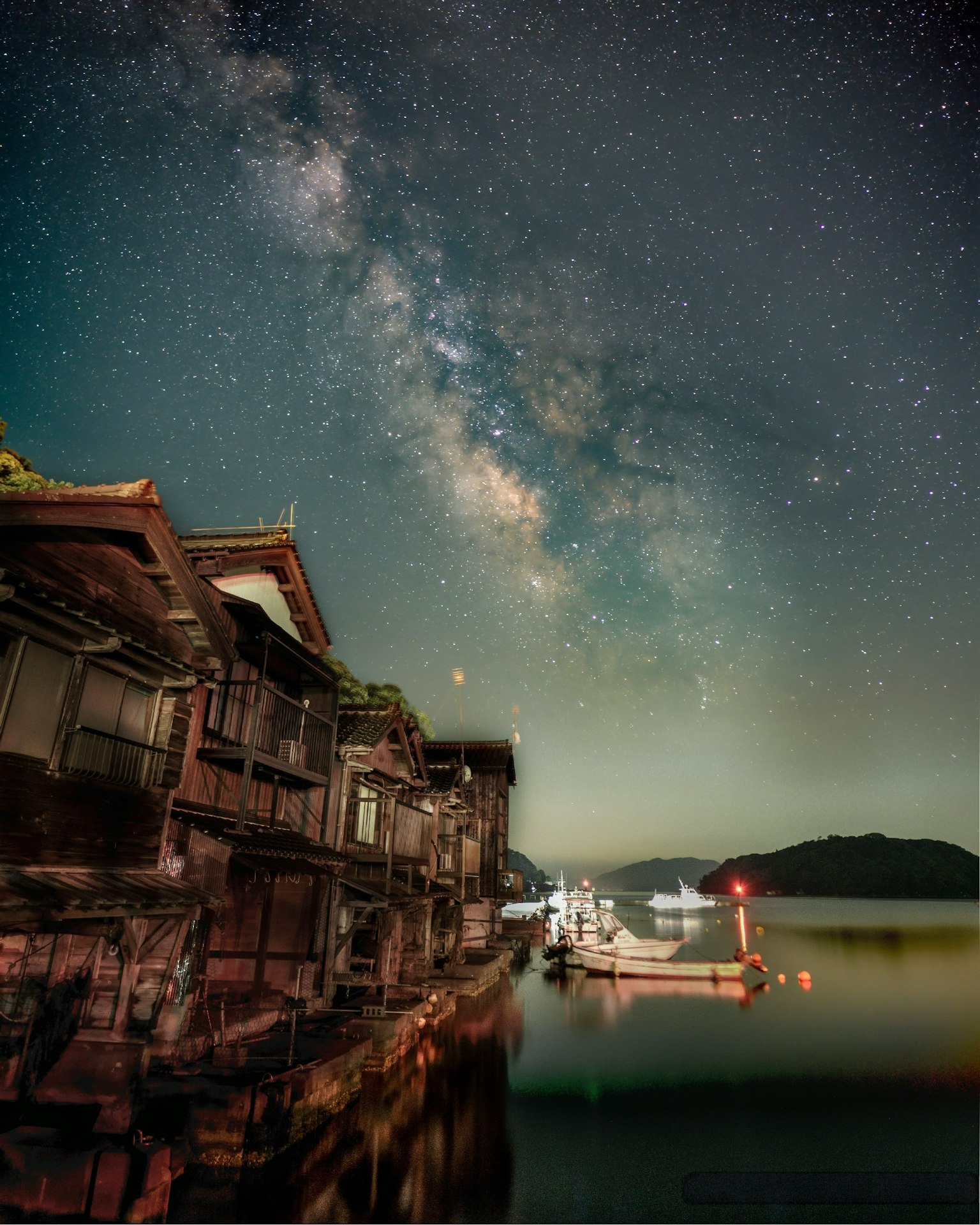 Scena notturna con cielo stellato e edifici storici