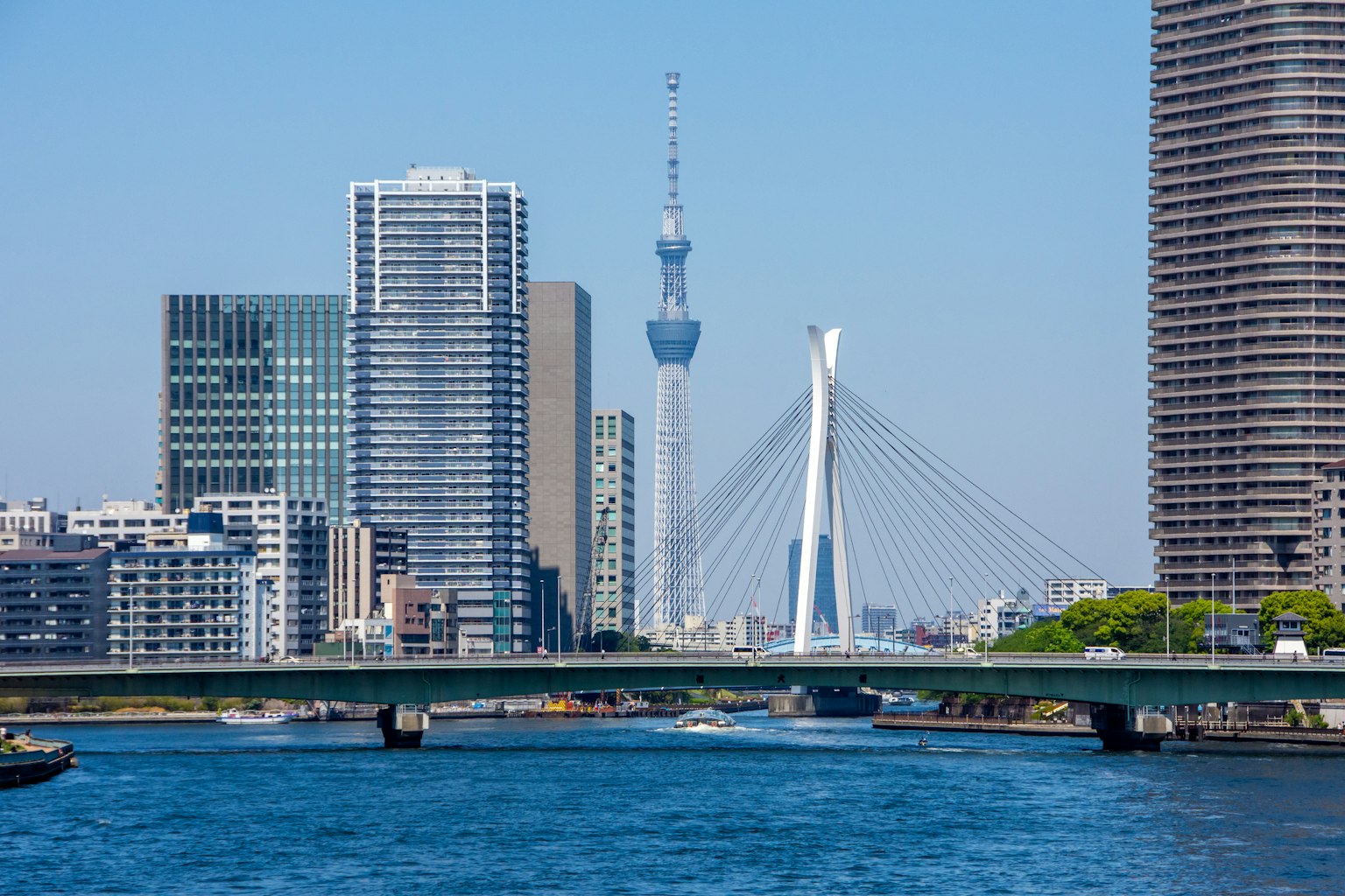 Edifici moderni con la Tokyo Skytree e il fiume Sumida sullo sfondo