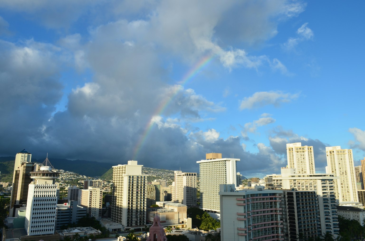 Cảnh đẹp Hawaii với cầu vồng trên các tòa nhà chọc trời