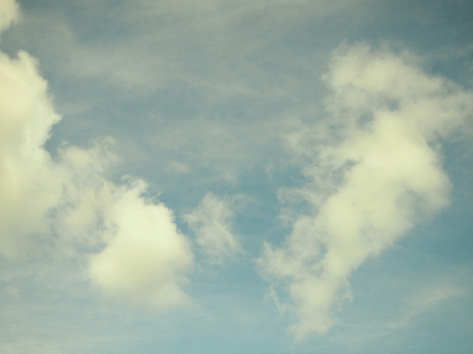 Pola awan putih di langit biru