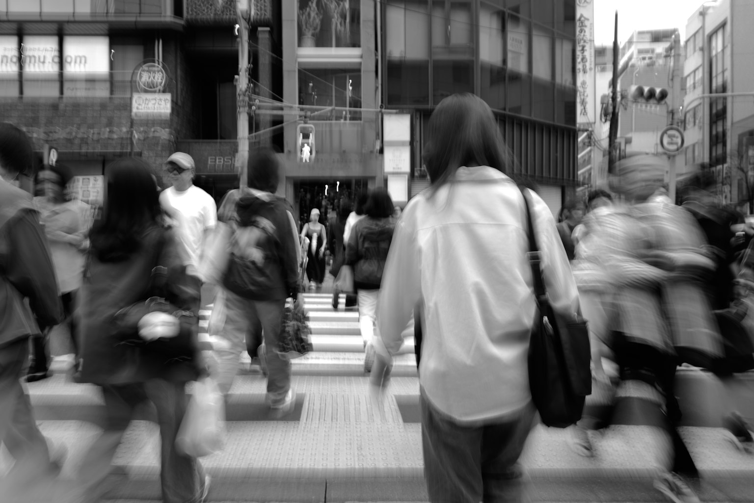 Cảnh thành phố đen trắng với mọi người băng qua đường