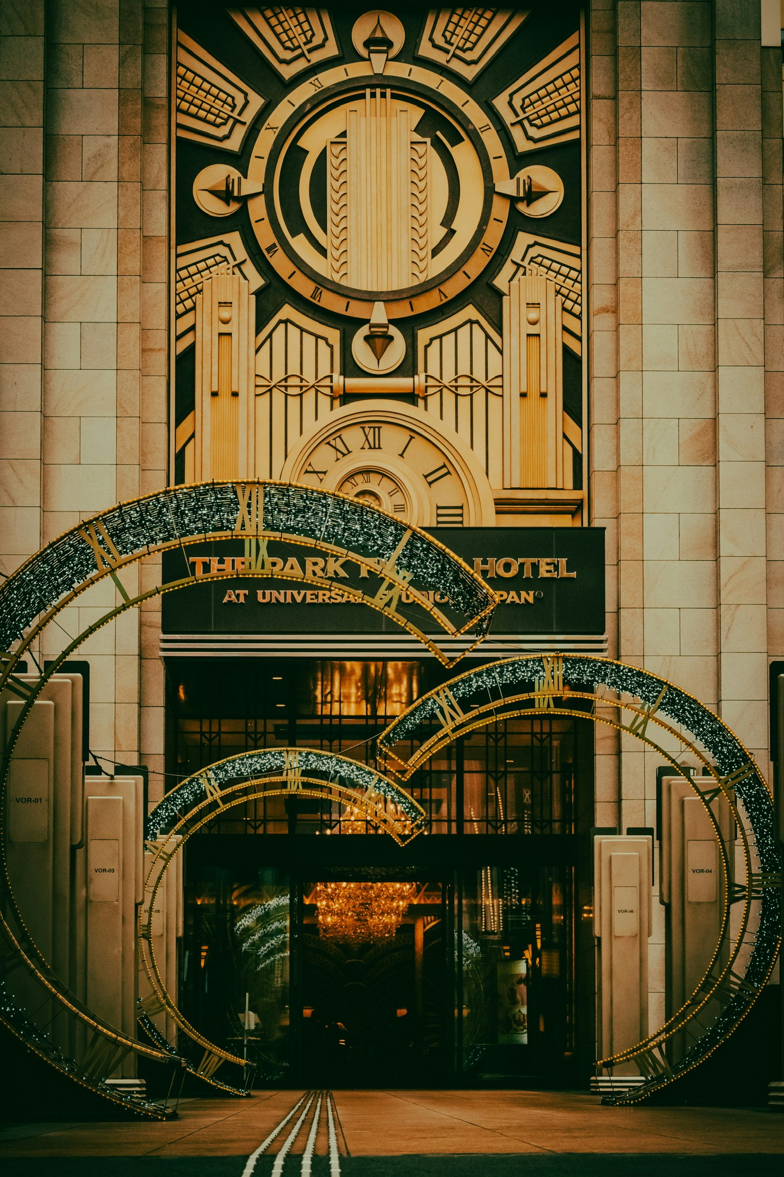 entrée d’hôtel ornée avec grande arche et enseigne