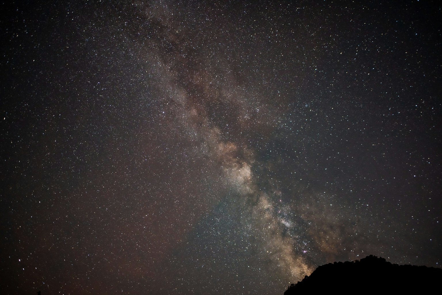 Langit malam berbintang dengan Galaksi Bima Sakti