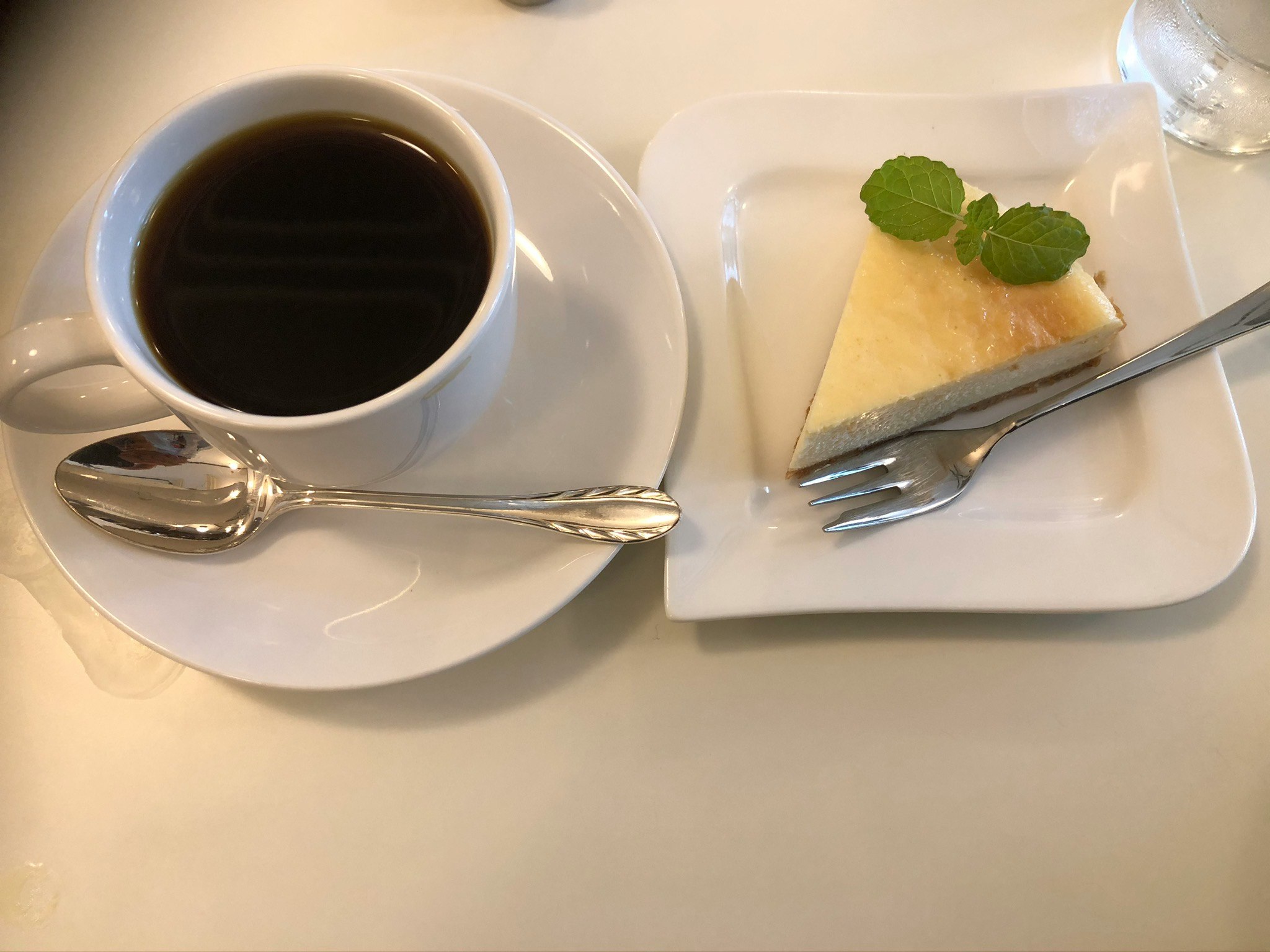 tasse de café et part de cheesecake sur une table de café
