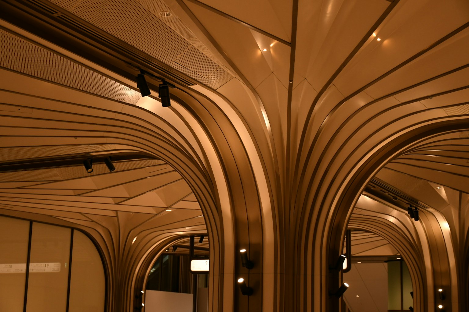 Interno di un edificio moderno con strutture in legno curve