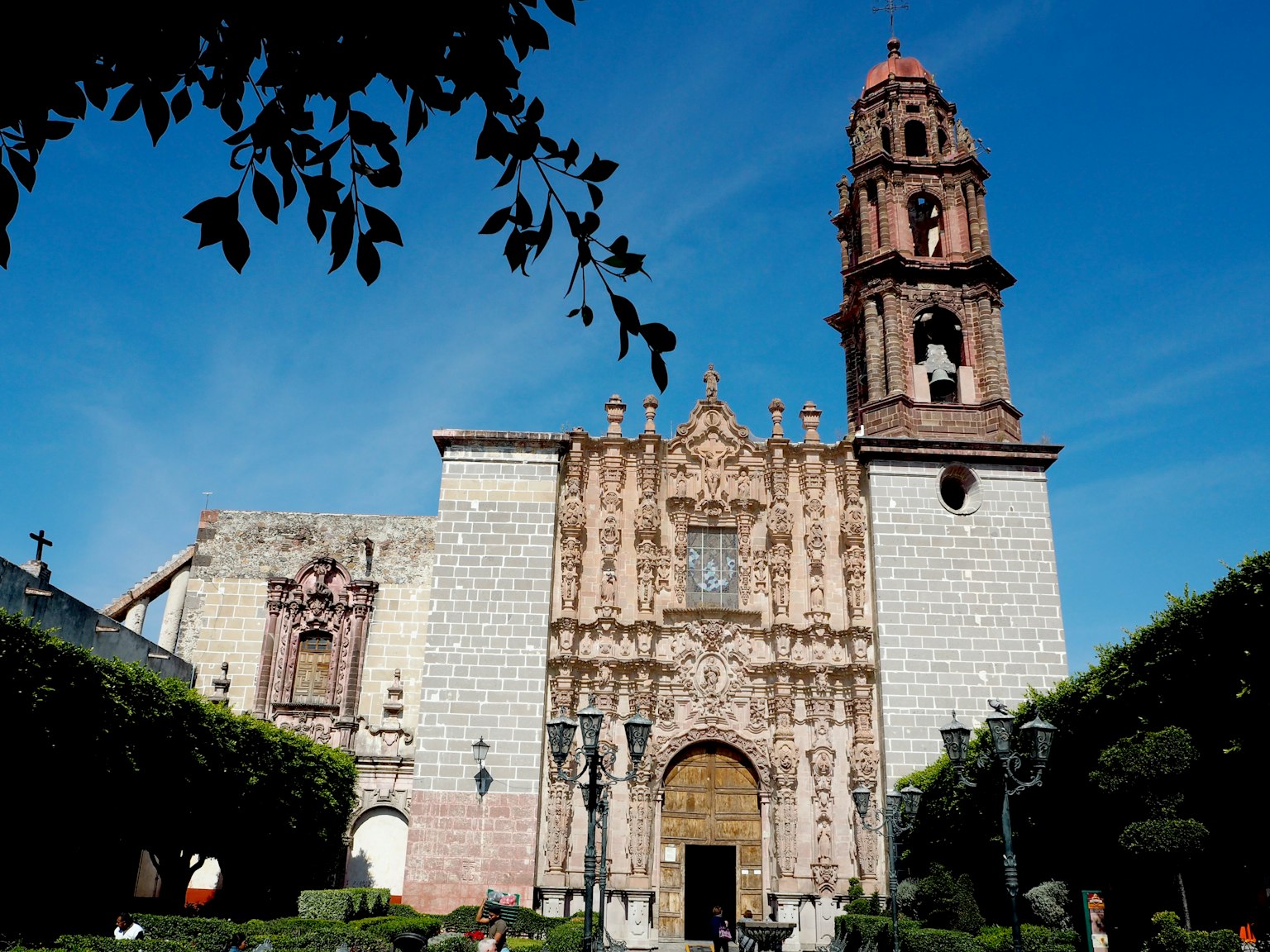 Vista esterna della chiesa a San Miguel de Allende sotto un cielo azzurro splendido