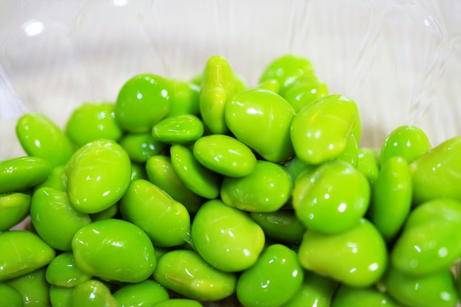 Edamame hijau mengkilap disajikan dalam mangkuk
