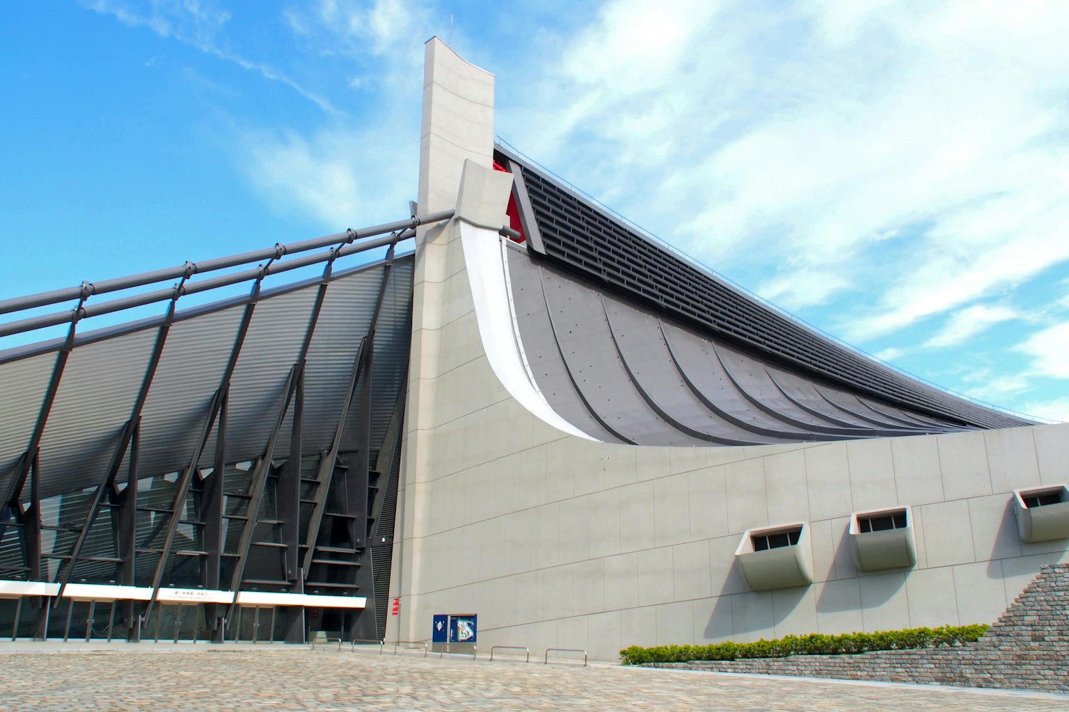 现代建筑结构，倾斜屋顶和混凝土设计