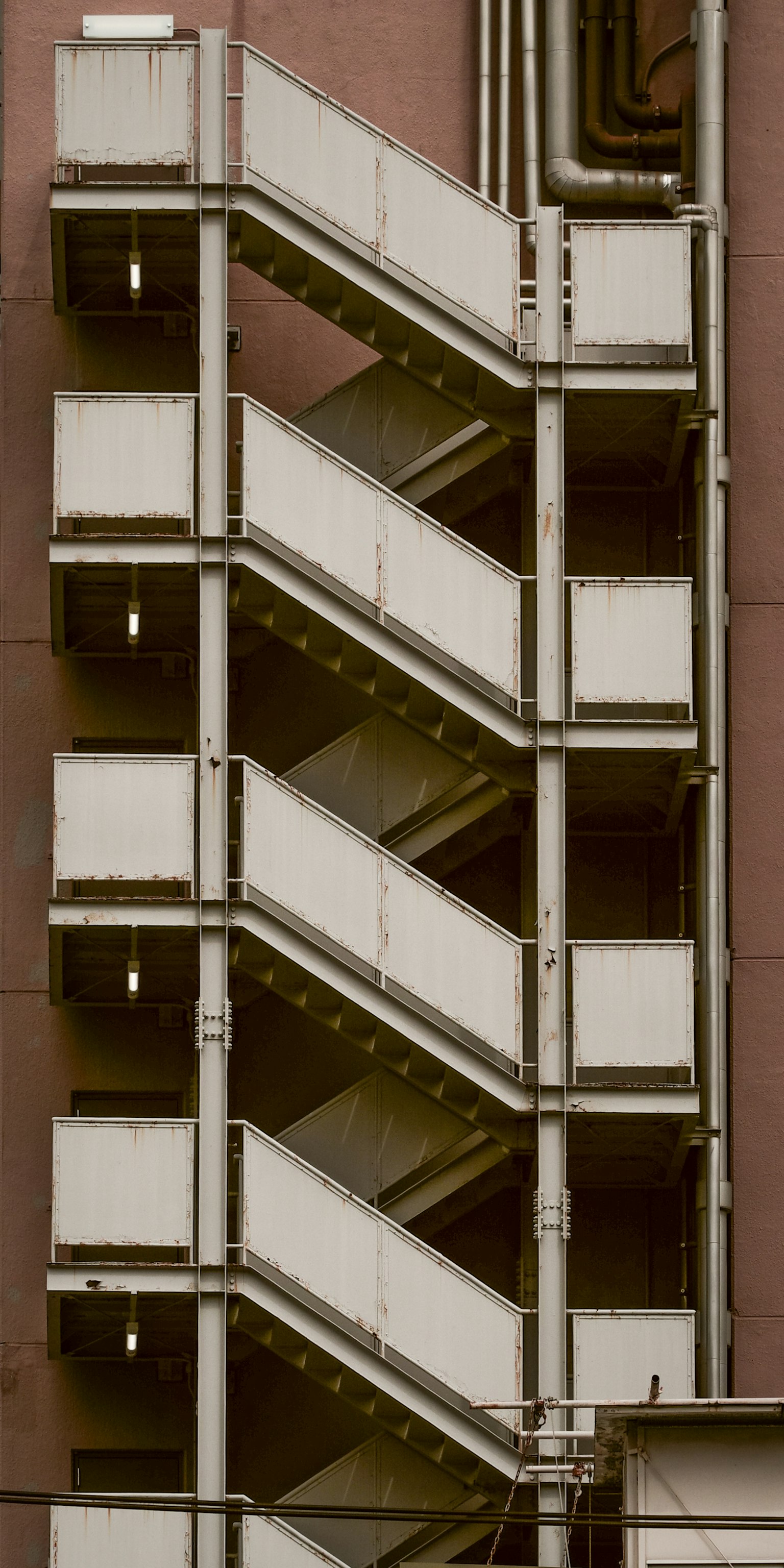 建築外部的白色樓梯結構