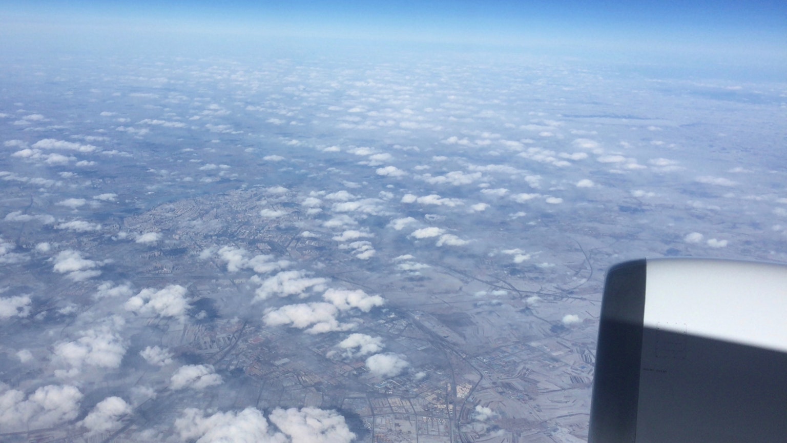 Vue des nuages et du ciel bleu depuis une fenêtre d'avion