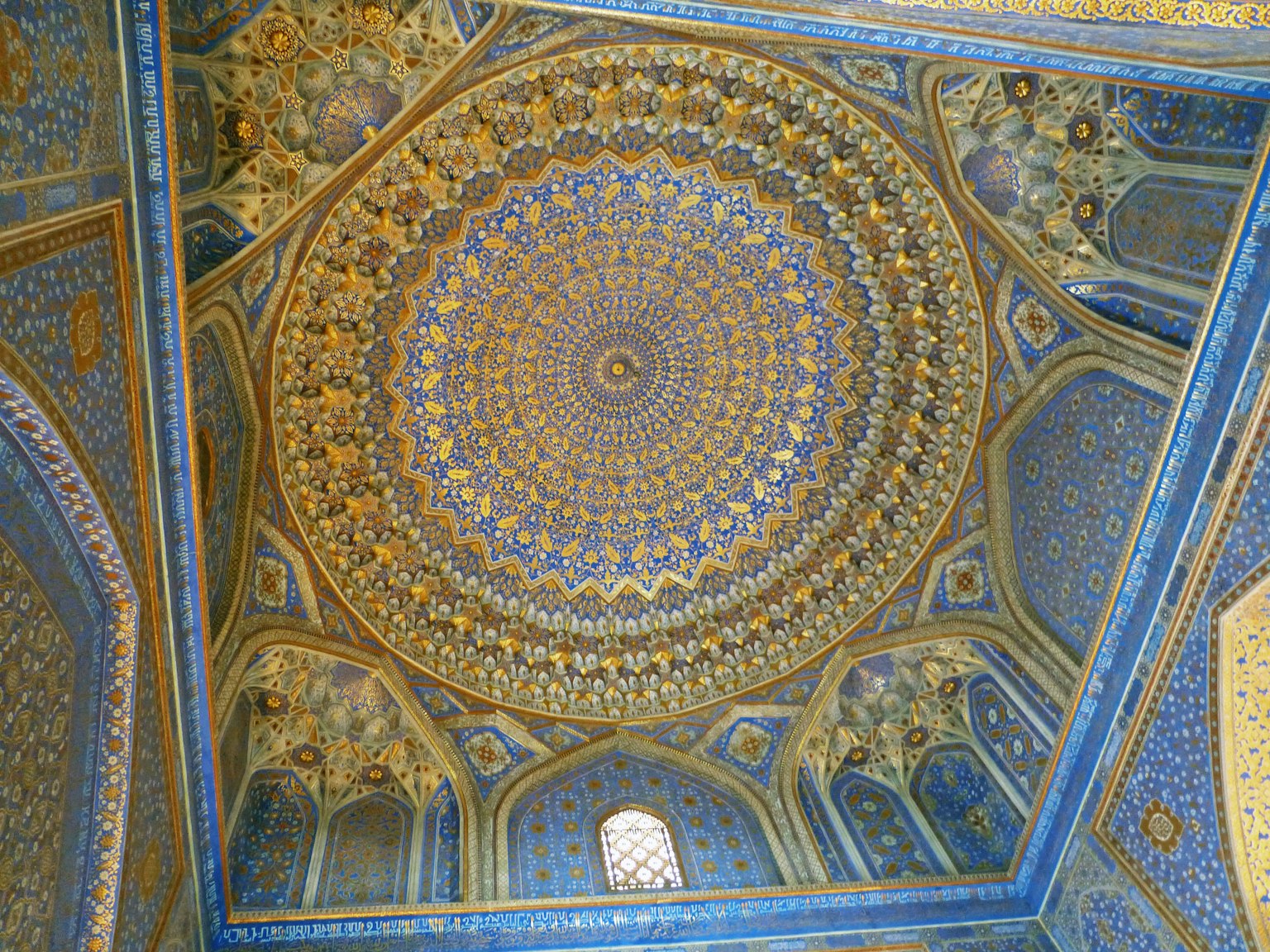 Beeindruckendes Deckendesign mit komplizierten Mosaikmustern in Blau und Gold