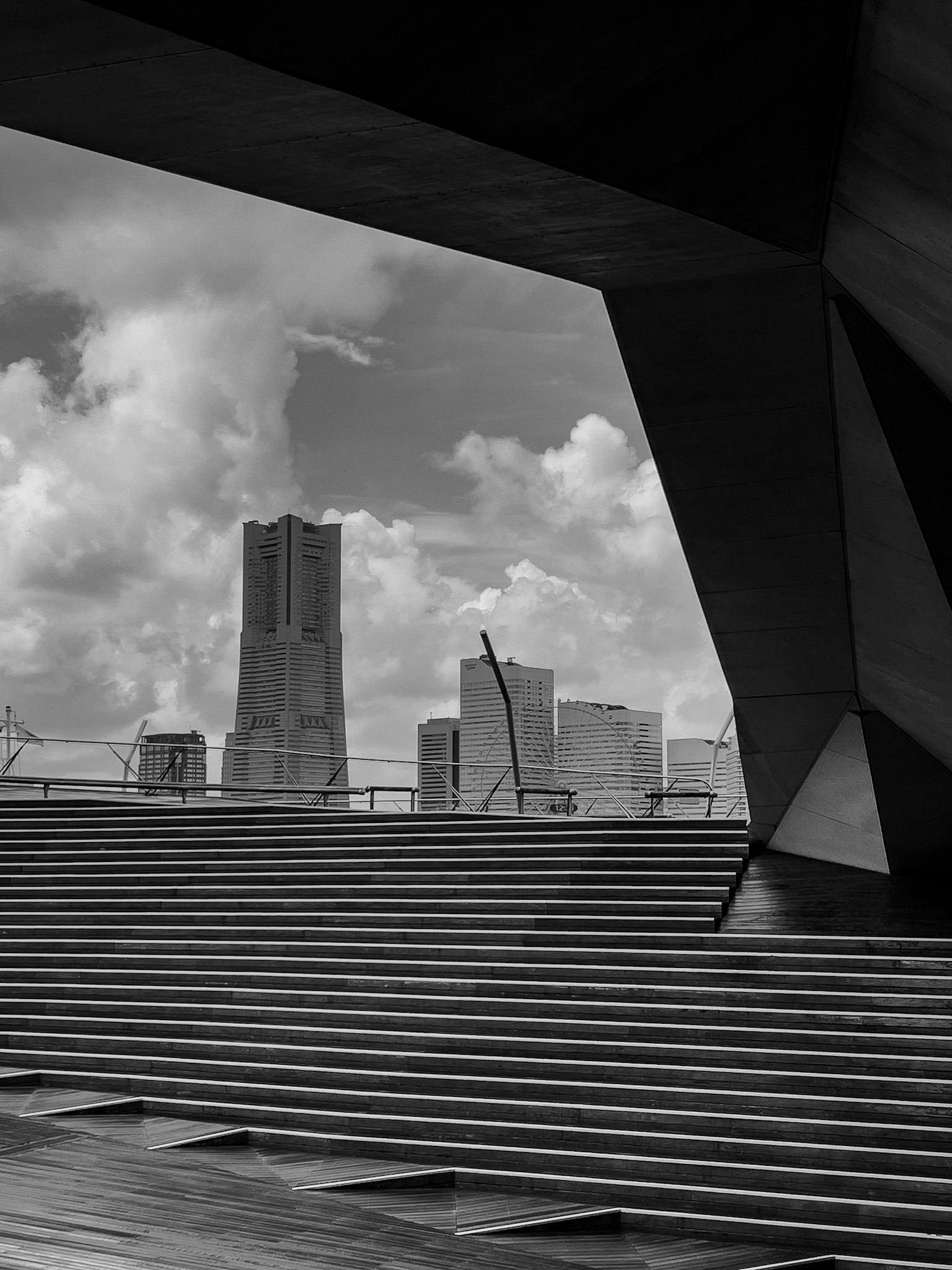 Paisaje urbano en blanco y negro con arquitectura única y estructura de escaleras