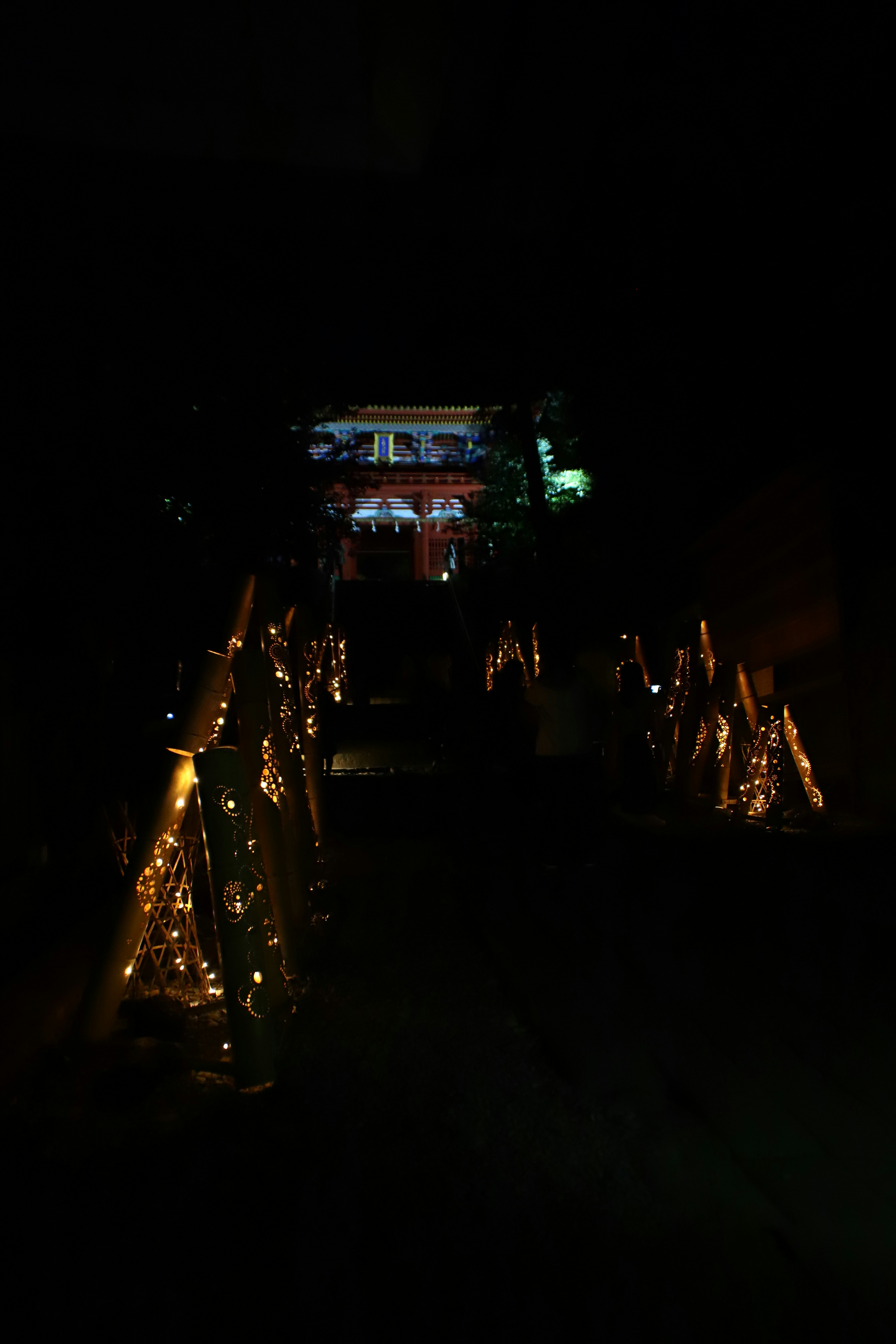 夜晚燈籠沿途的神社入口夢幻燈光