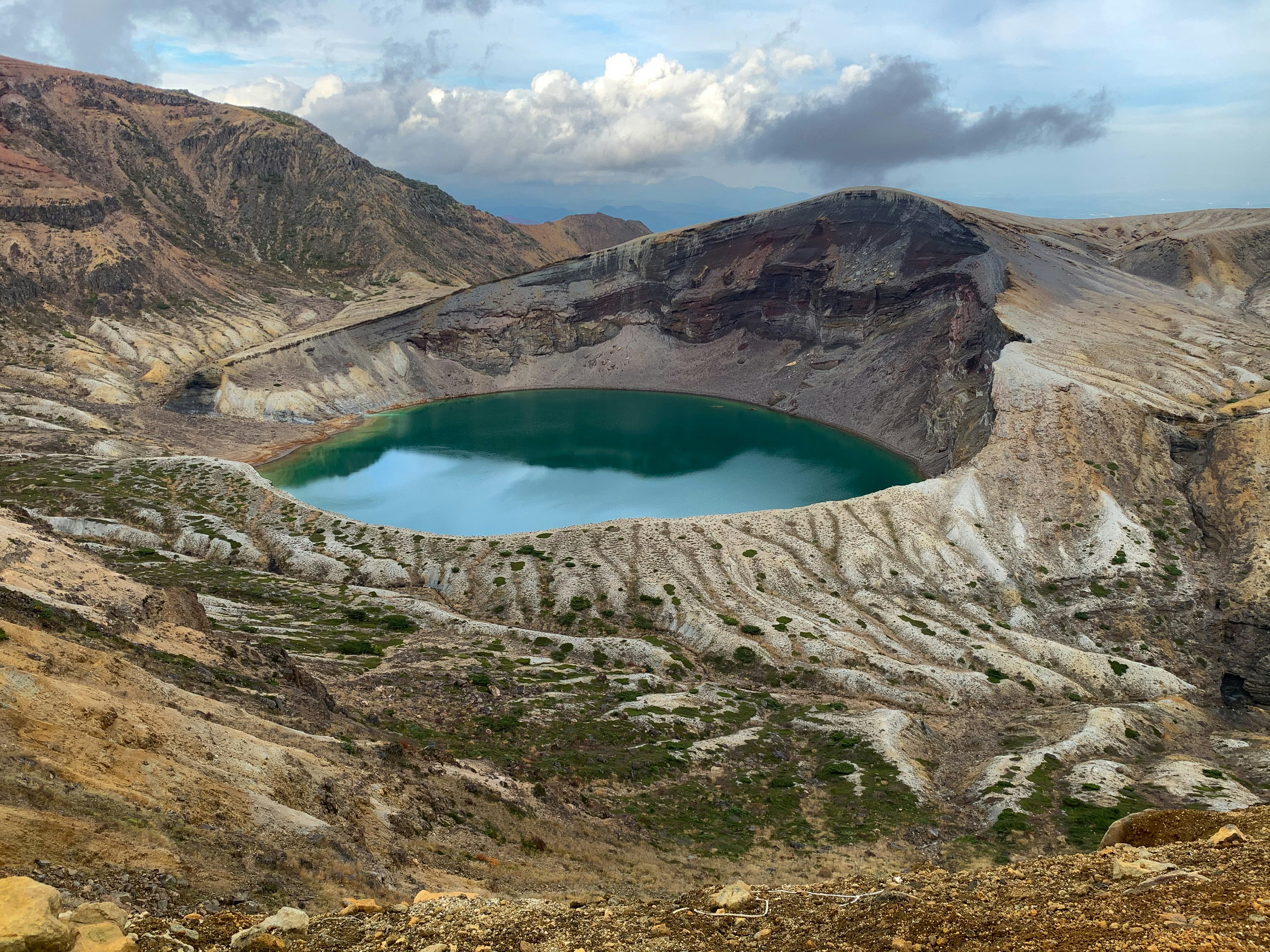 崎岖山地中的绿色火山口湖