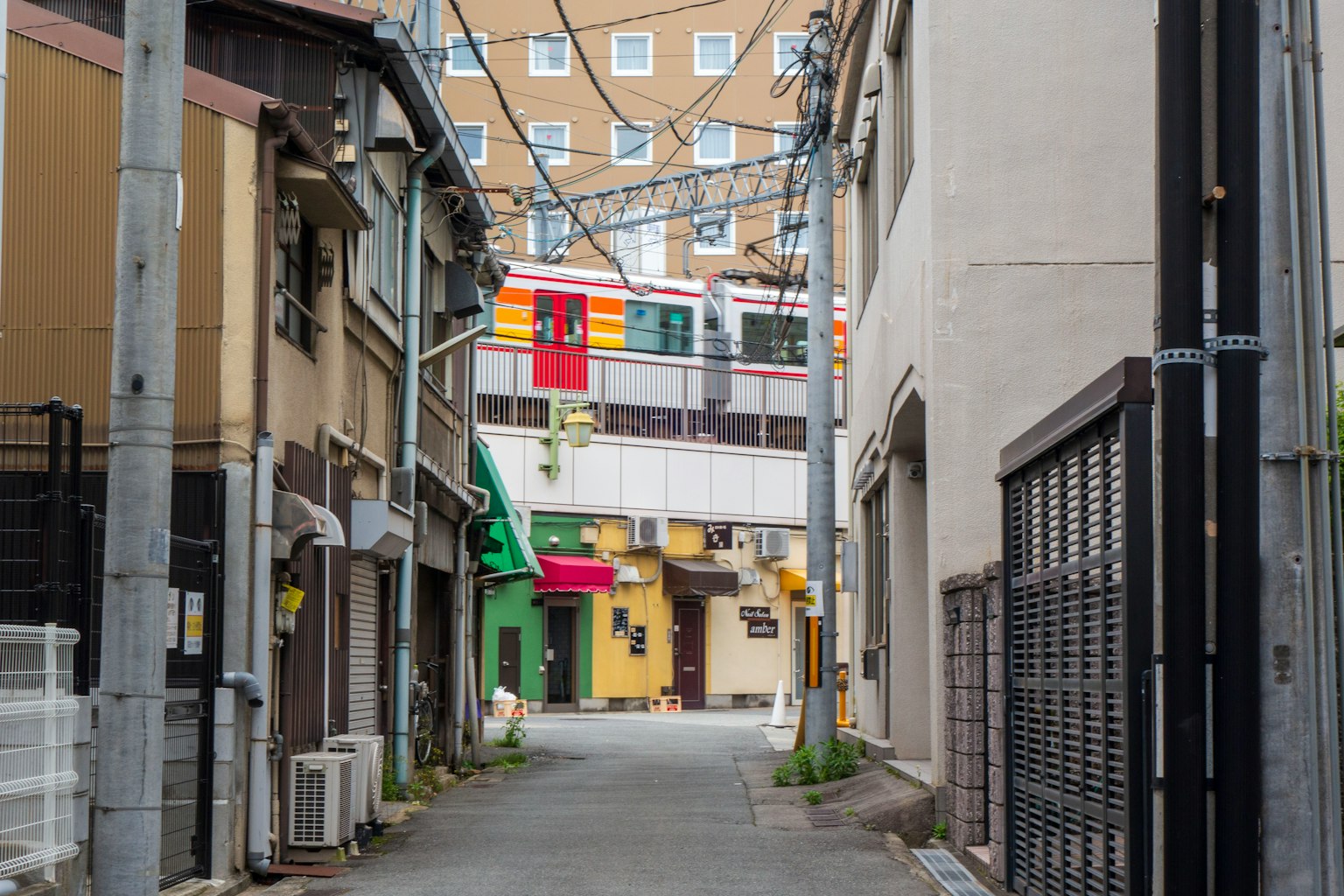 狹窄的小巷，建築物和高架鐵路可見