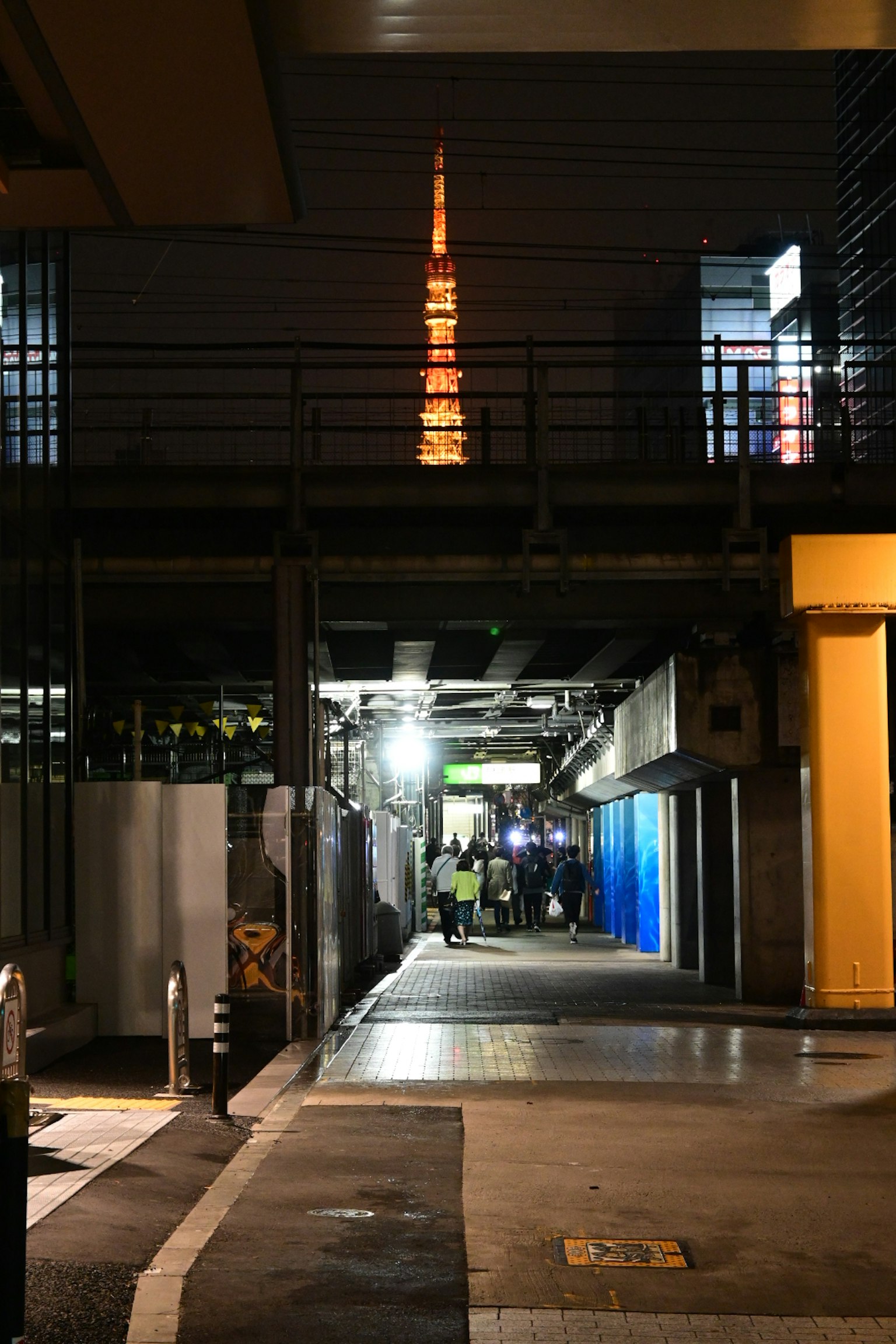 Pemandangan jalan malam dengan Menara Tokyo di latar belakang