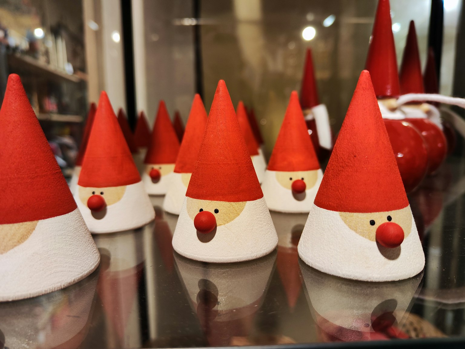 Piccole figurine di Babbo Natale con cappelli rossi disposte in fila