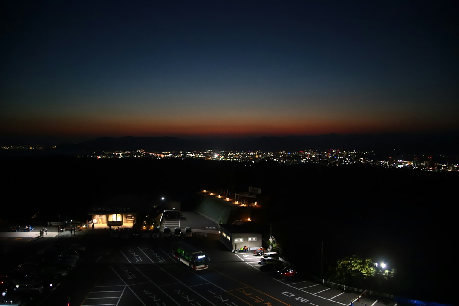 夜间城市景观与灯光和渐变天空