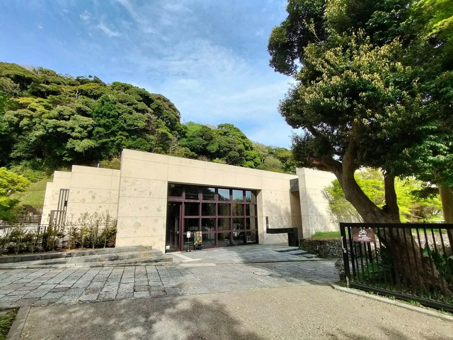 Exterior de un edificio moderno rodeado de vegetación