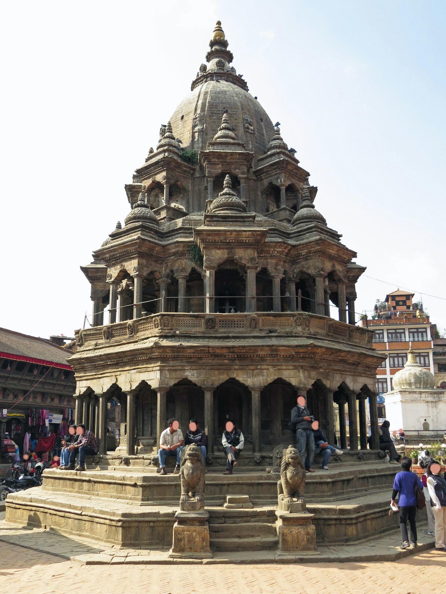 Ngôi đền bằng đá ở Kathmandu Nepal với khách du lịch xung quanh