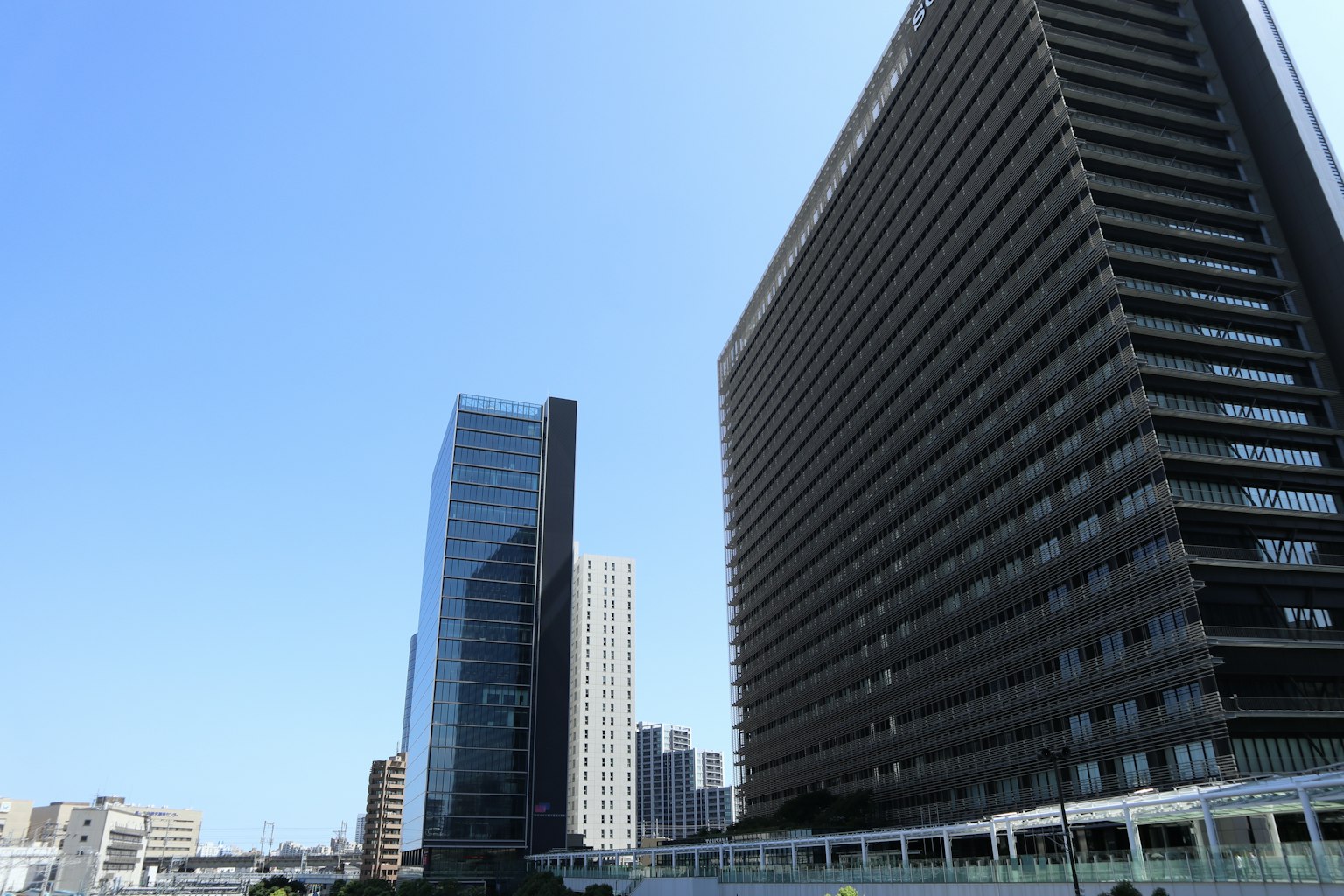 藍天下的摩天大樓特寫，現代建築風格