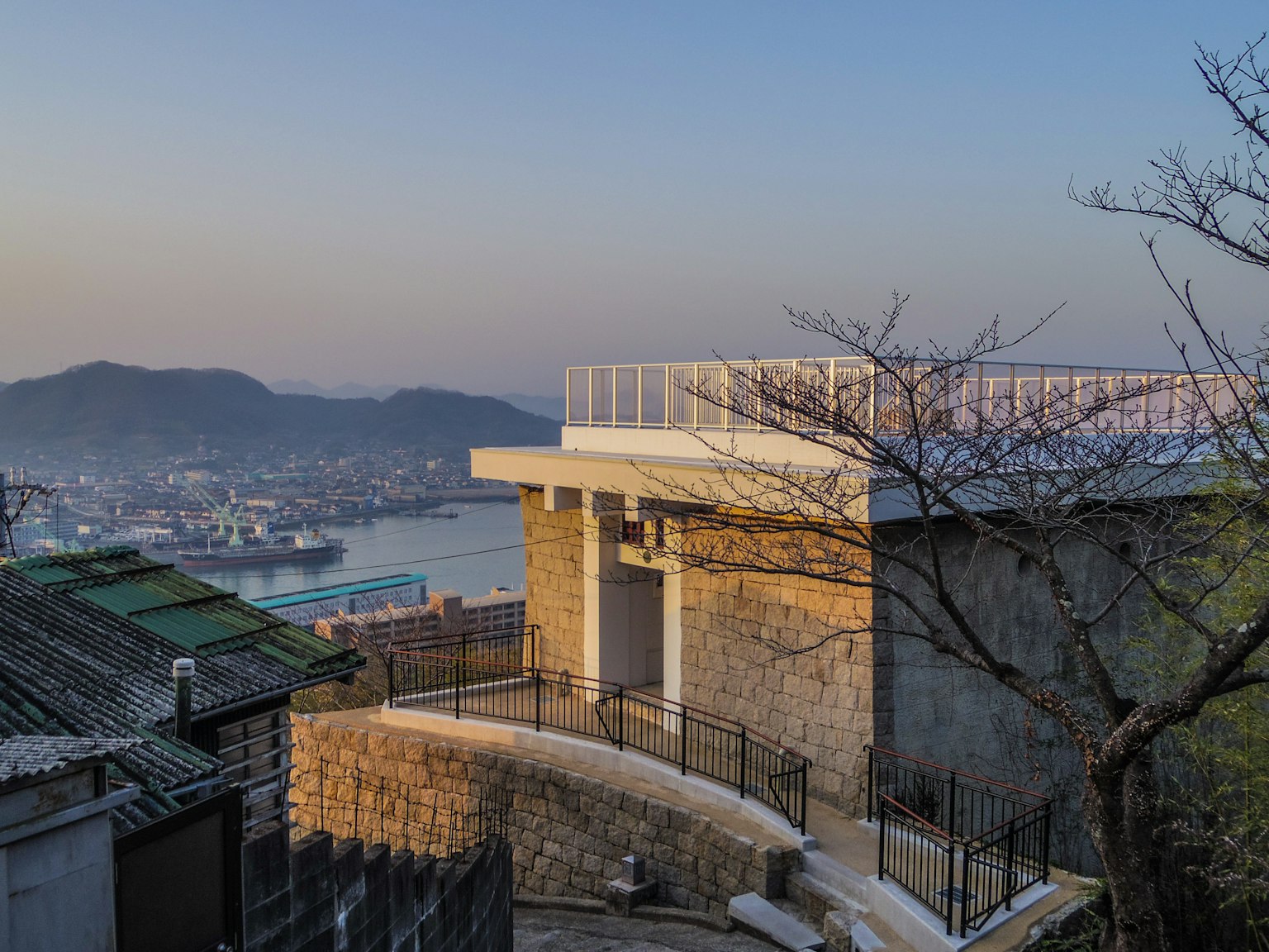 อาคารทันสมัยที่มองเห็นทะเลและทิวทัศน์ภูเขา