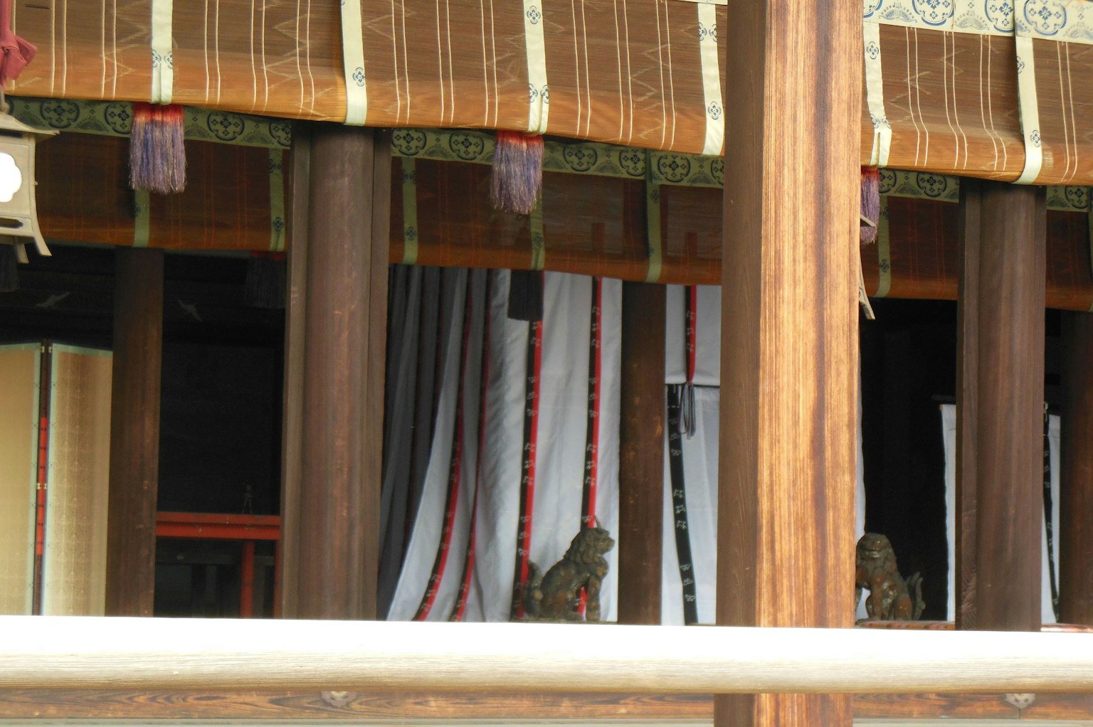 Vue d'un bâtiment traditionnel avec des piliers en bois et un tissu décoratif