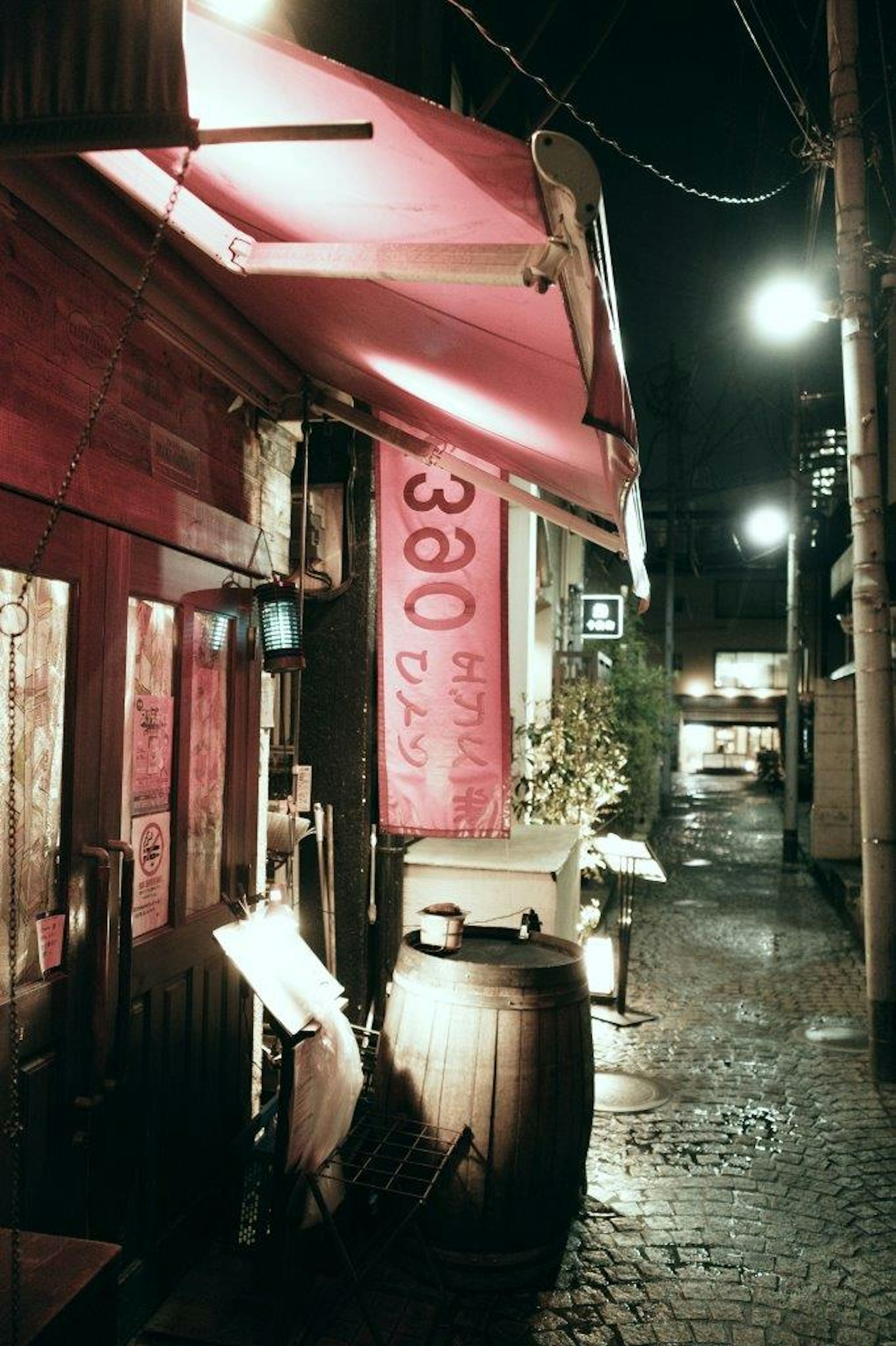 夜間石板街上的紅色招牌居酒屋