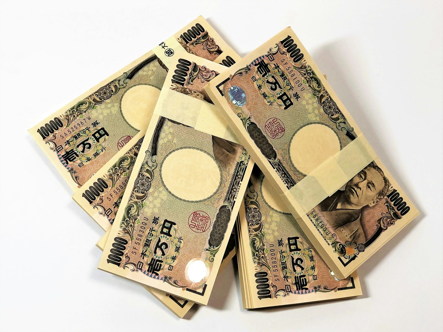 一捆日本1000日元紙幣擺放在白色背景上