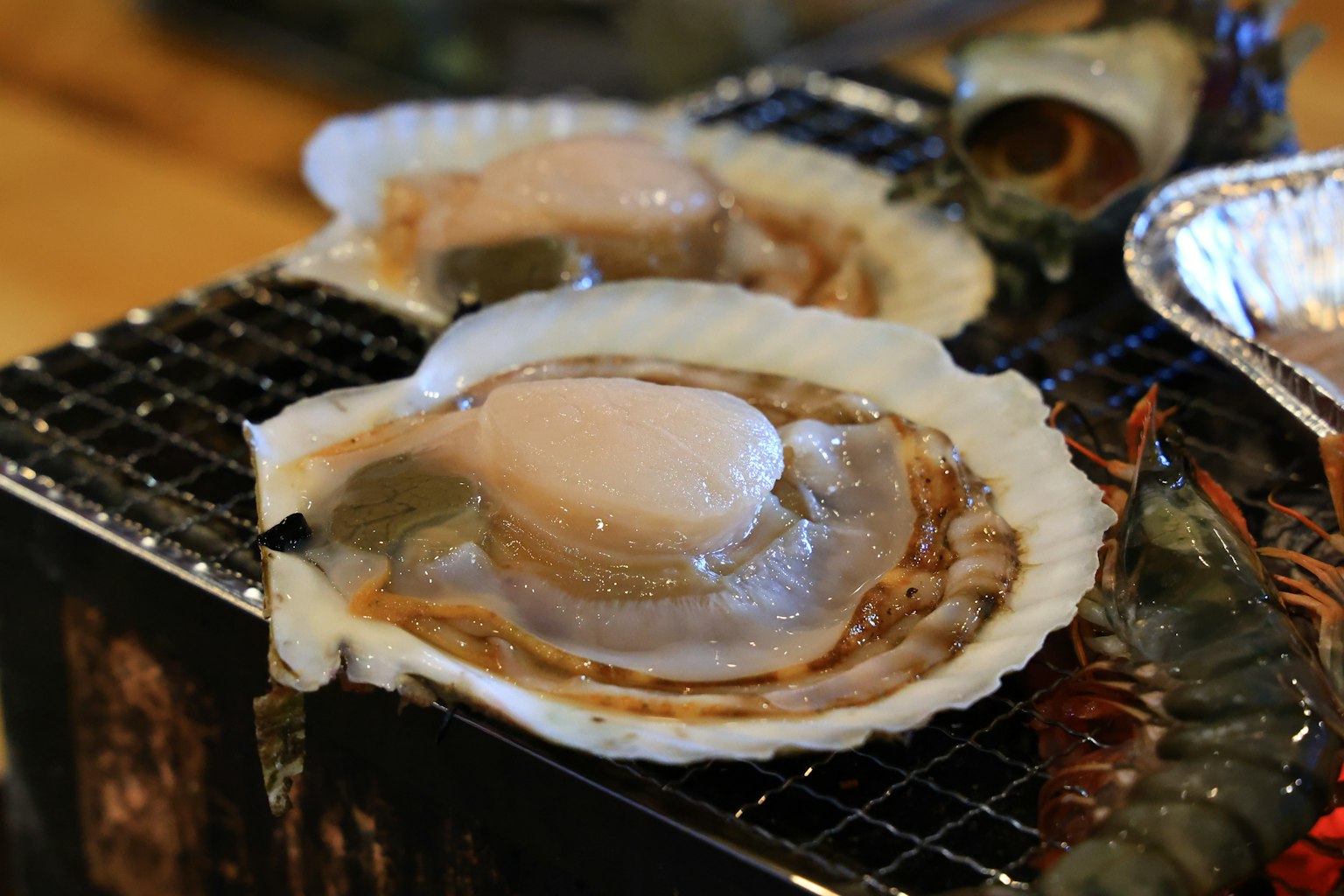 Scallops fraîches en train d'être grillées