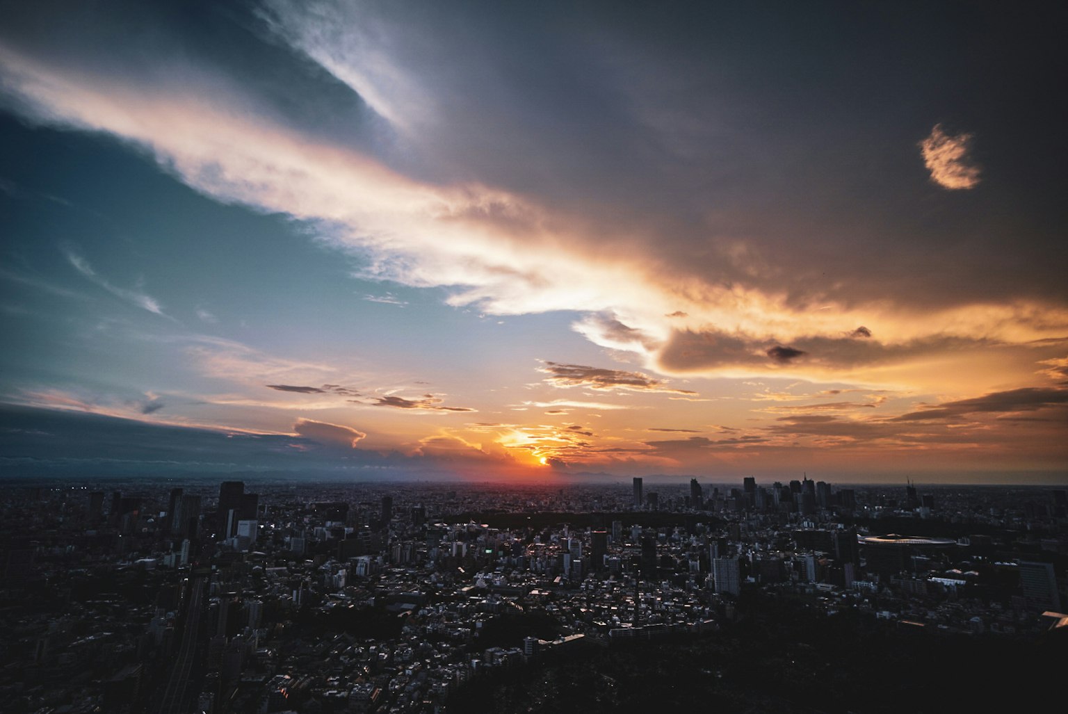 日落时分的城市景观 高楼大厦与戏剧性的云朵