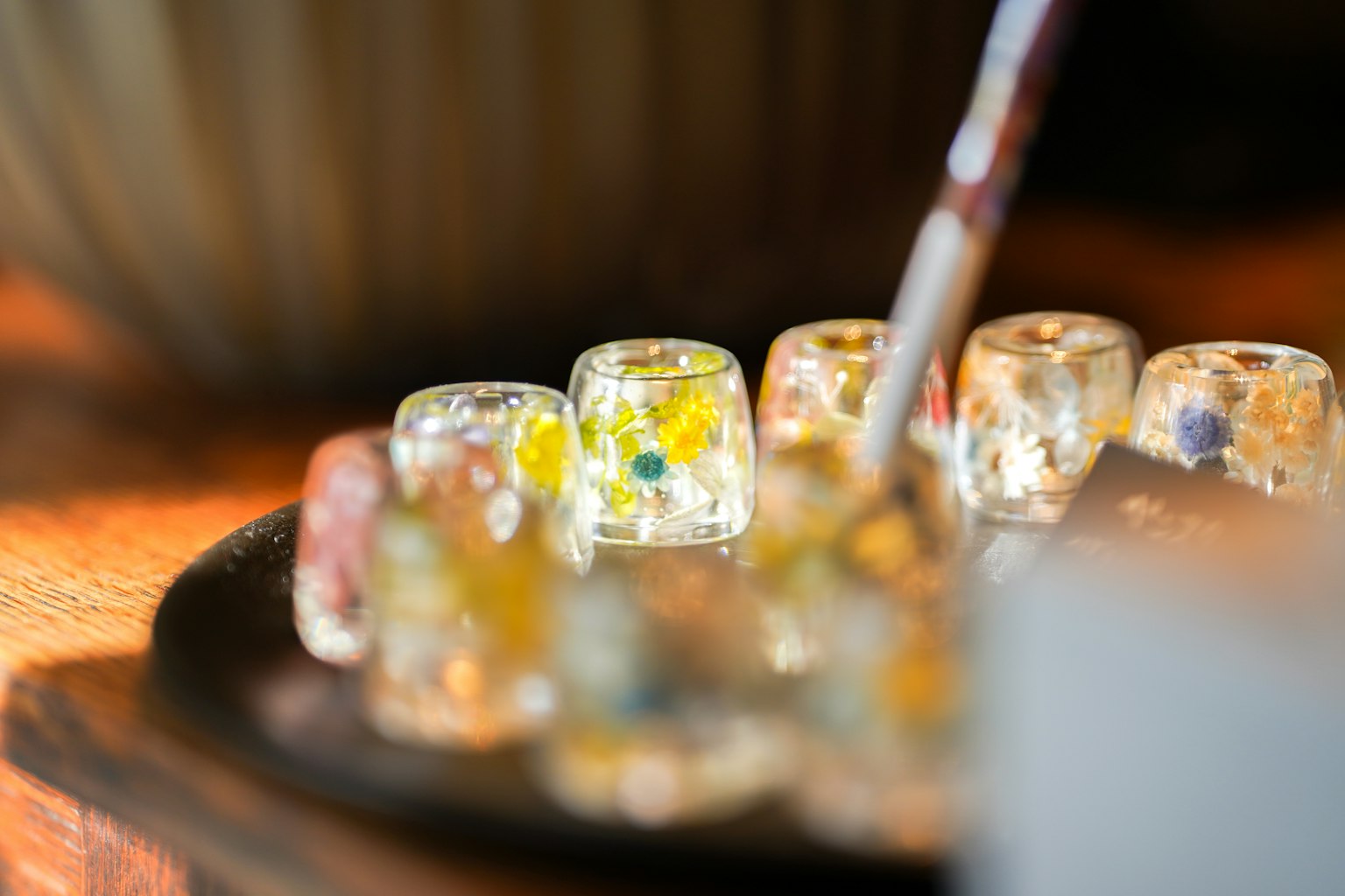 Hạt thủy tinh trong suốt với họa tiết nhiều màu sắc được xếp trên đĩa