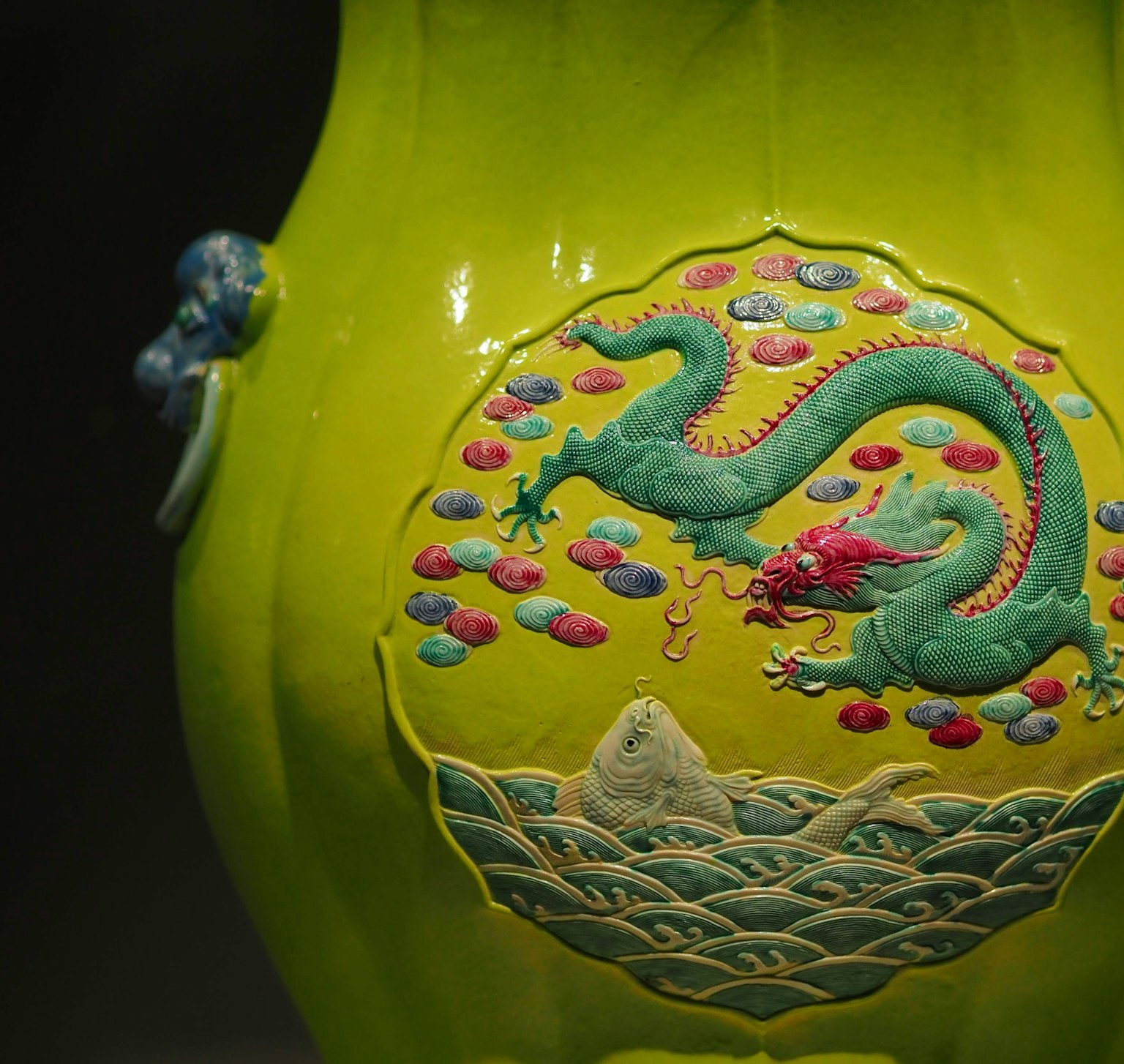 Grüner Vase mit Drachenmotiv und Wolkenmustern